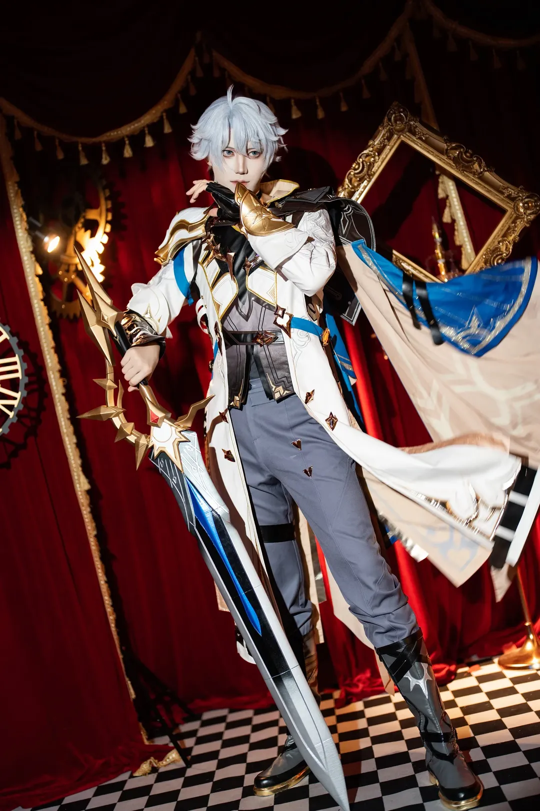 二次元コスプレ, 銀髪キャラクター, ファイノン コスプレ, ステージスタジオ撮影, 大剣の小道具