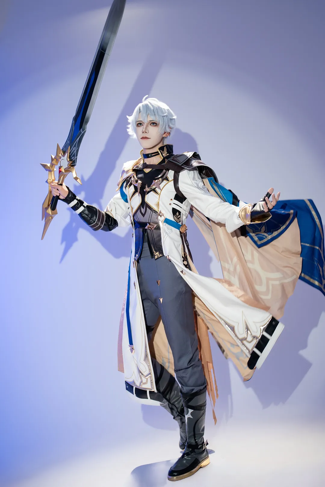 二次元cosplay, 银发角色, 白厄cos, 舞台棚拍, 巨剑道具 - 第3张