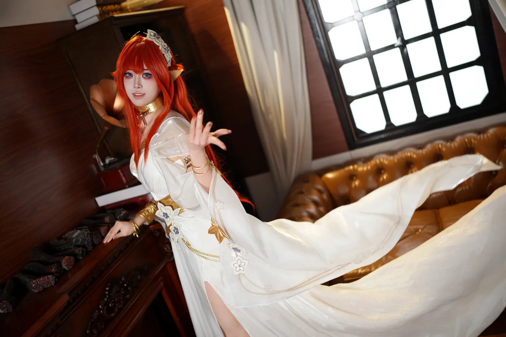 崩壊：スターレイル, 室内撮影, エルフ耳コスプレ, 大人トリビー のコスプレ, 白いドレスのポートレート - 1枚目