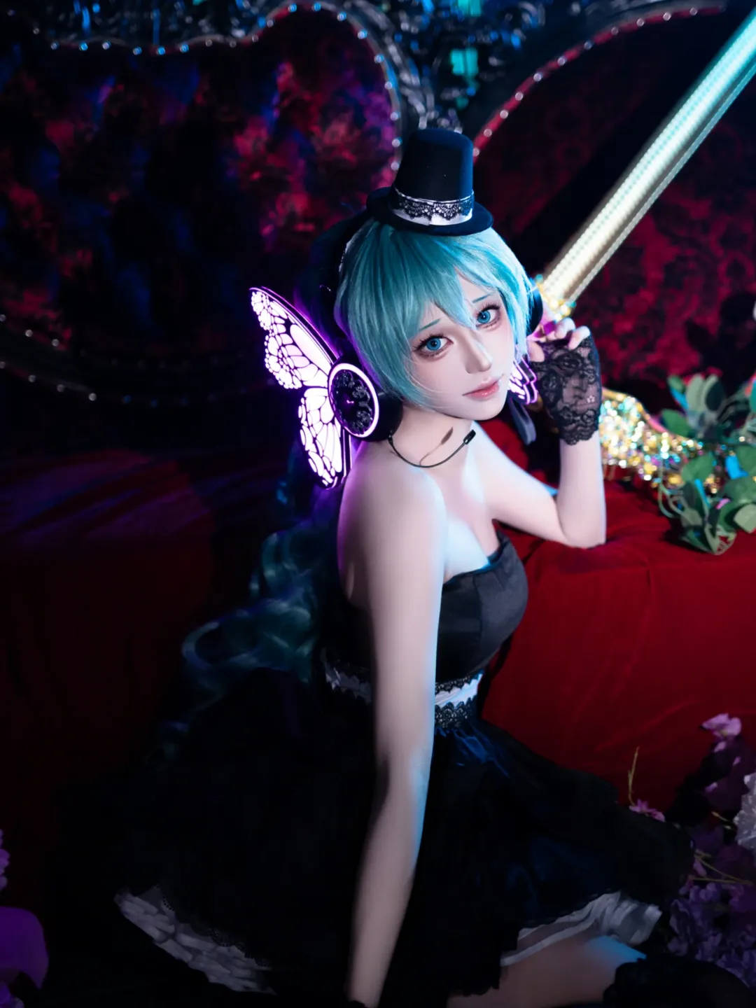 初音未来cos, 氛围感写真, 暗黑哥特风, 二次元人像摄影, 发光耳机道具 - 第1张