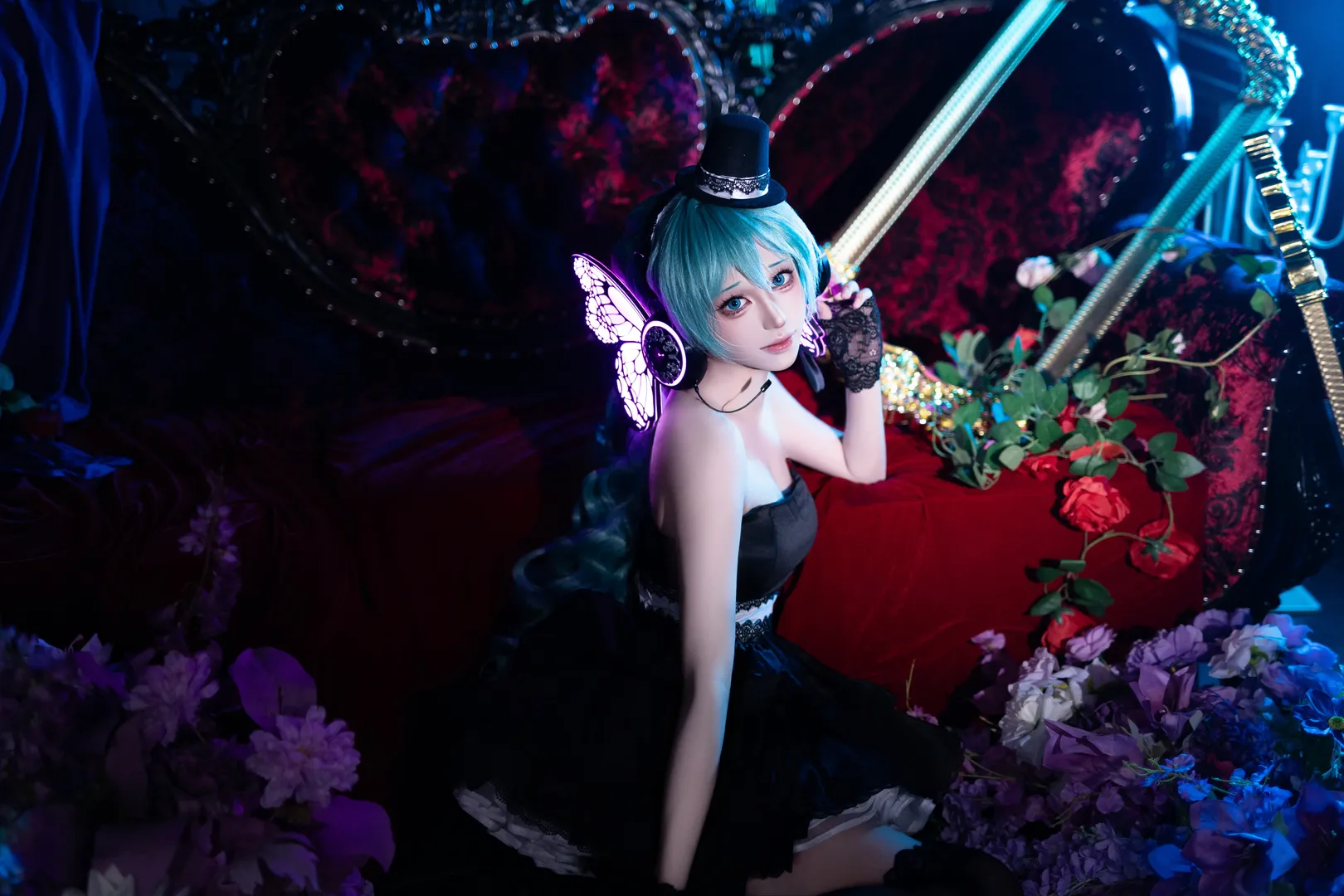 初音未来cos, 氛围感写真, 暗黑哥特风, 二次元人像摄影, 发光耳机道具