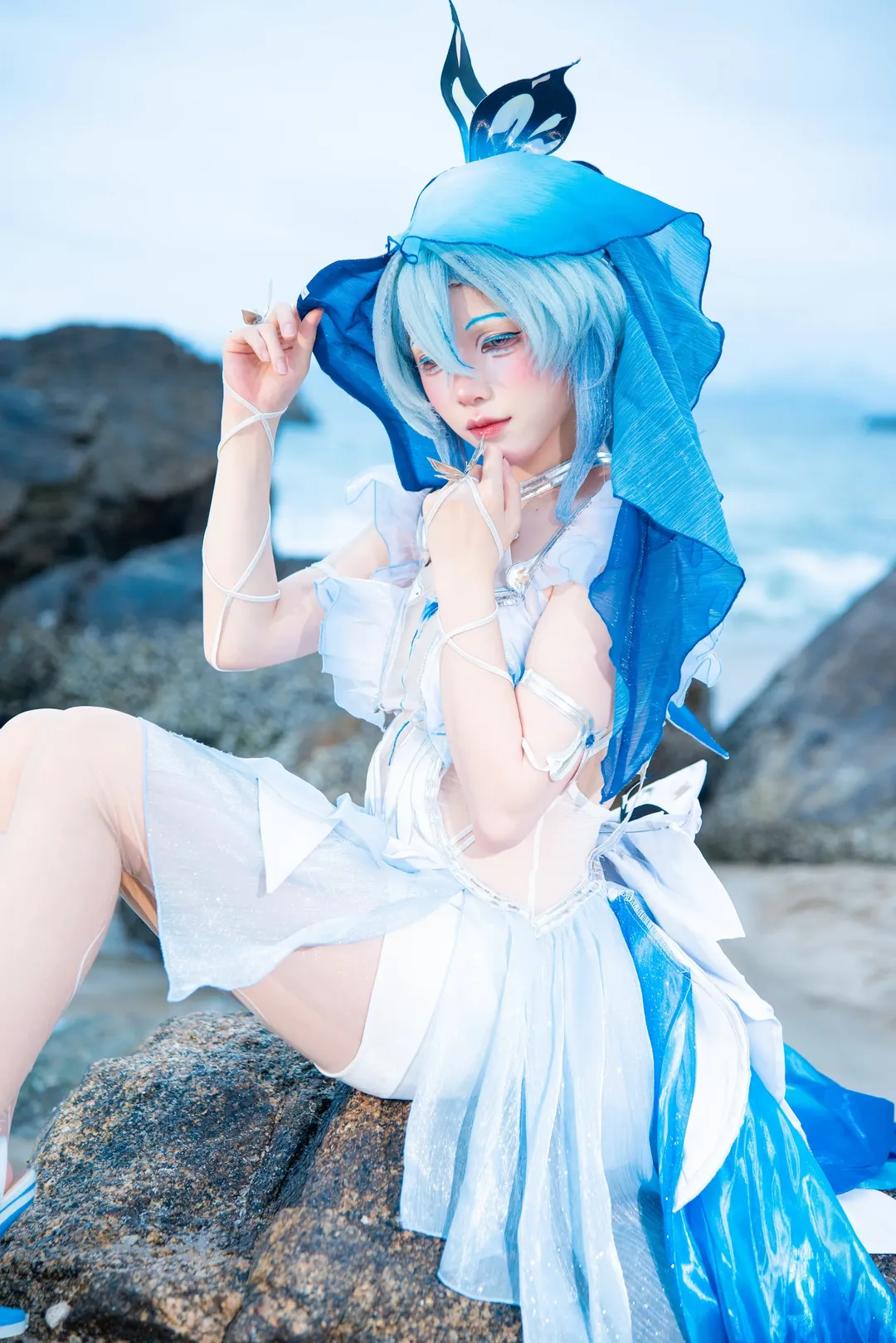 Wuthering Waves, The Shorekeeper cosplay, Seaside cosplay, Cosplay photos, Blue and white outfit