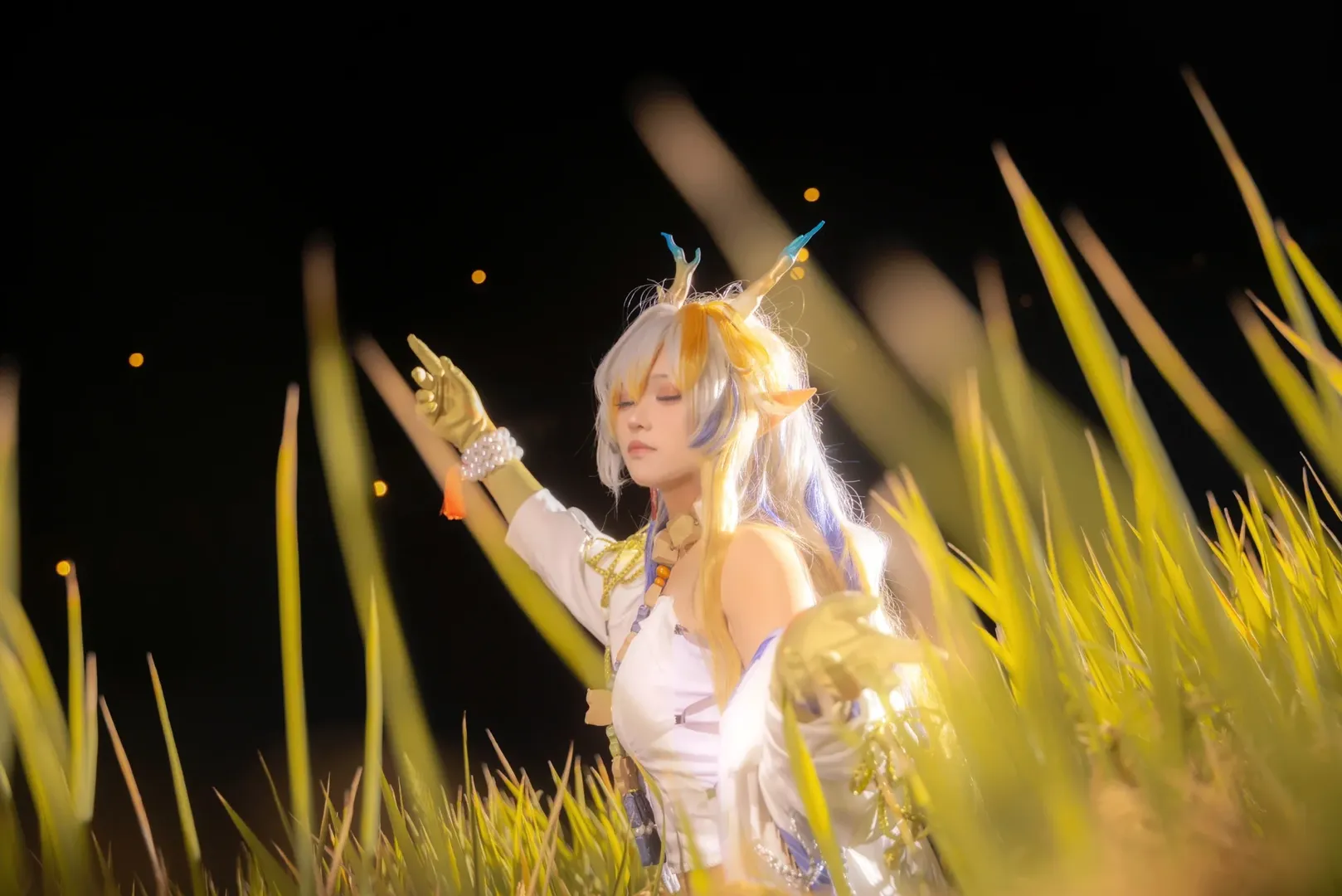 雰囲気のある写真, シュウ コスプレ, アークナイツ, 夜景ポートレート, エルフ耳 - 3枚目