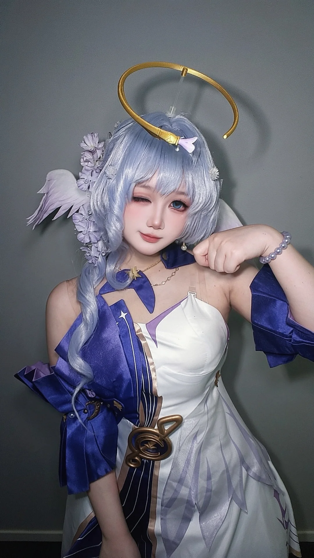 Honkai: Star Rail, Robin cosplay, Cosplay photography, Angel wings, Bird elements - Image 1