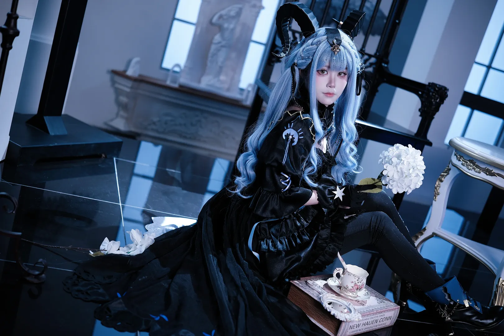 丰川祥子cos, Ave Mujica, 哥特风cosplay, 暗黑系摄影, 蓝发造型 - 第1张