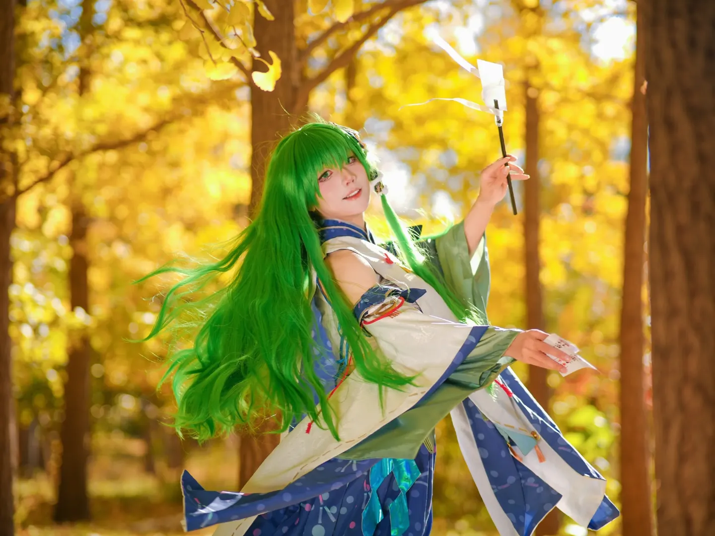 东方Project, 东风谷早苗cos, 二次元cos正片, 巫女cosplay, 秋日银杏写真 - 第1张