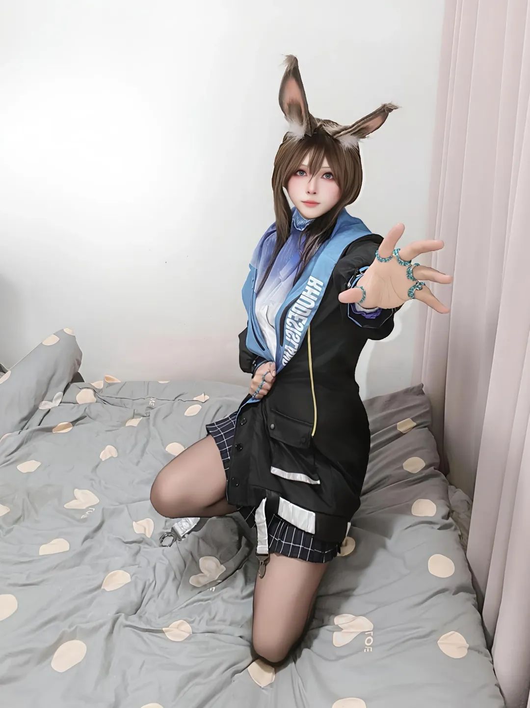 二次元cosplay, 明日方舟, 阿米婭cos, 絲襪穿搭, 居家攝影 - 第1張