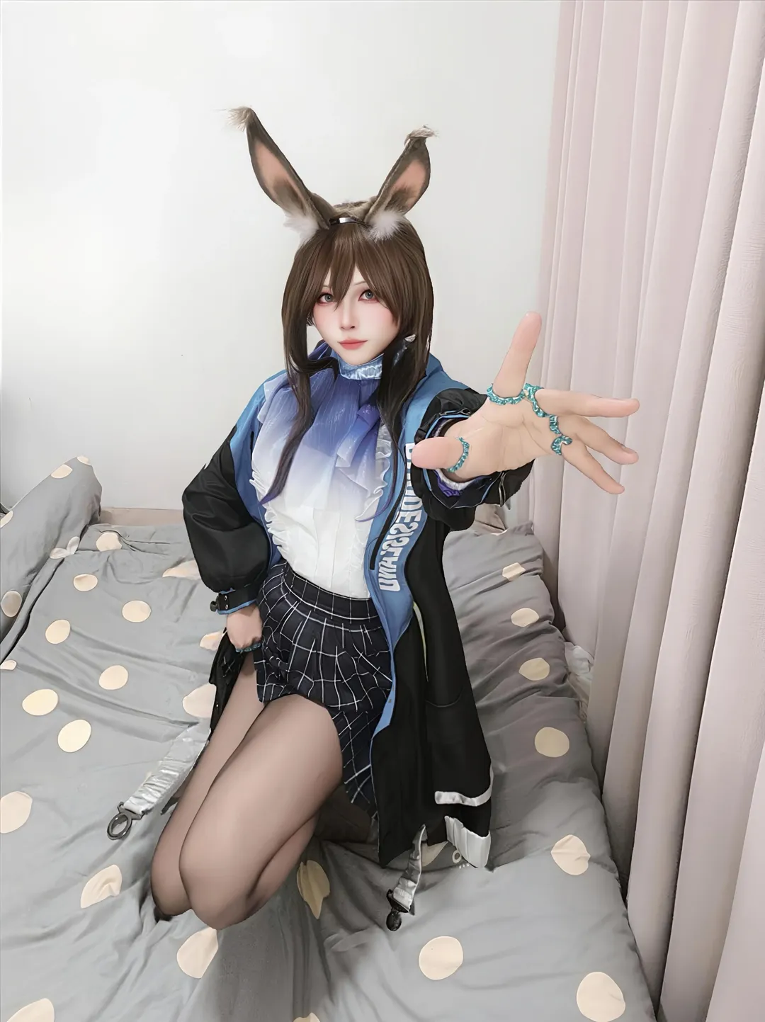 二次元cosplay, 明日方舟, 阿米婭cos, 絲襪穿搭, 居家攝影 - 第2張