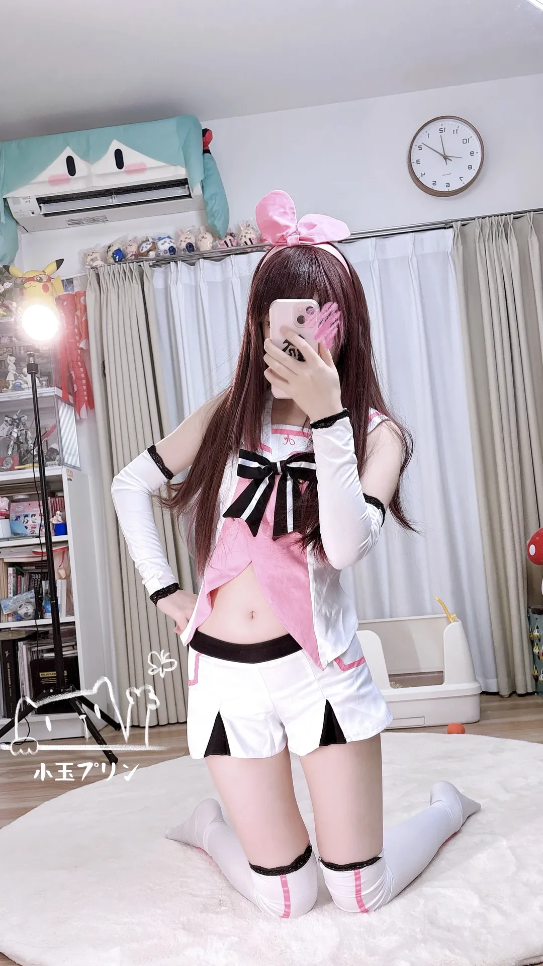 ACG Cosplayer, Kizuna AI cosplay, Kizuna AI, VTuber outfit, Red and white color scheme selfie - Image 1