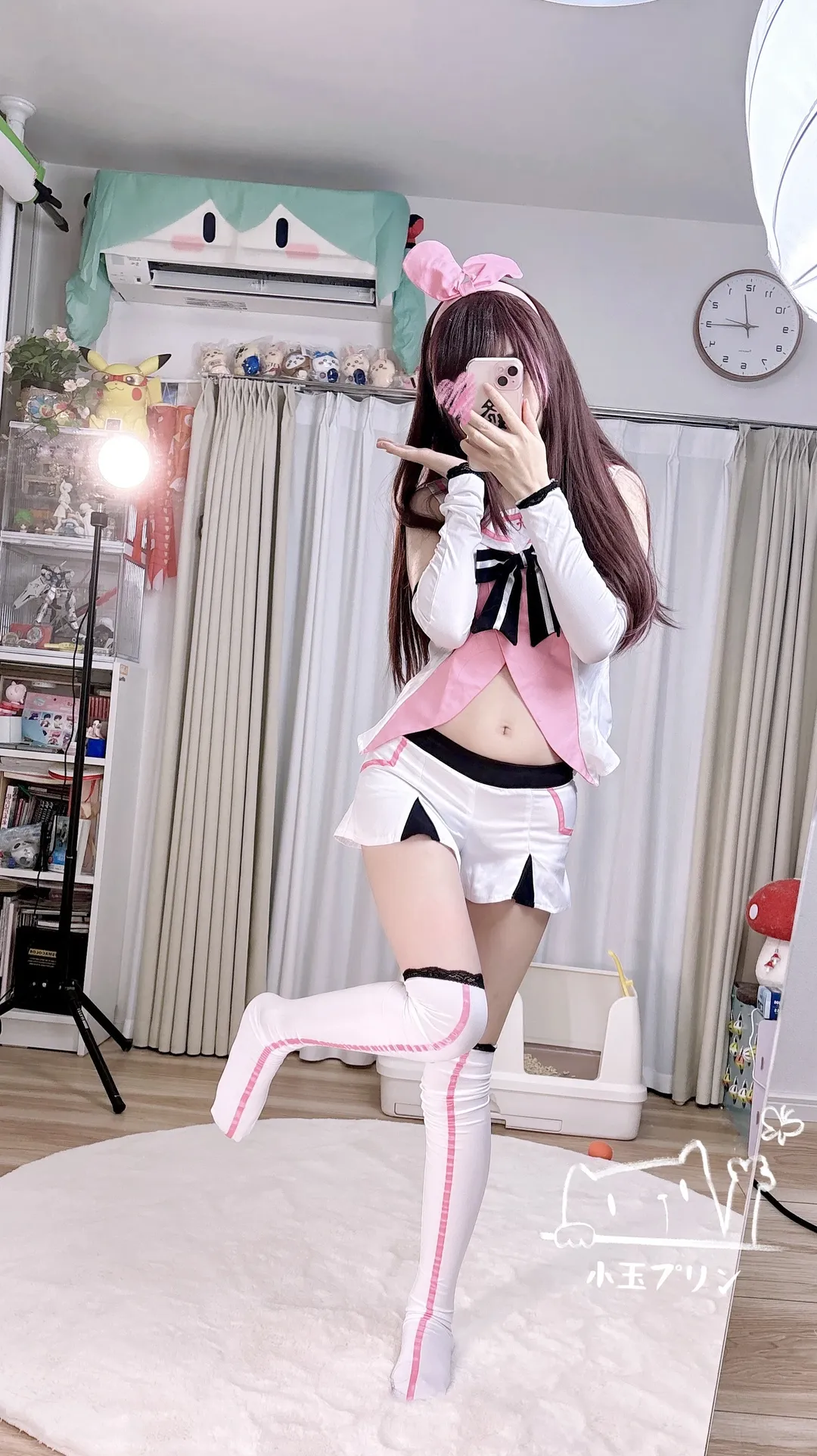 二次元Coser, 绊爱cos, Kizuna AI, 虚拟主播穿搭, 红白配色自拍