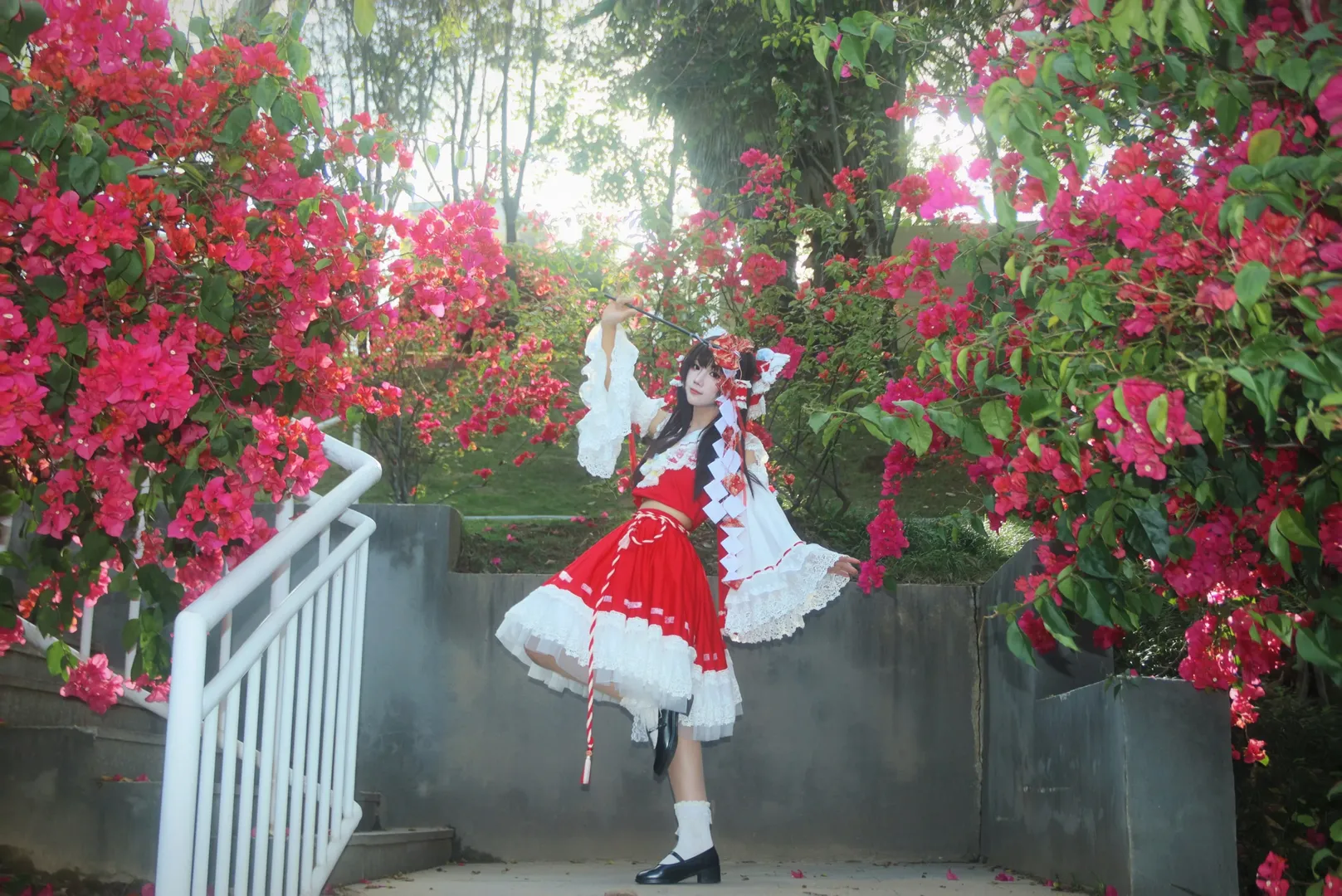 博麗霊夢コスプレ, 東方Project, コスプレ写真, アウトドア撮影, 紅白巫女 - 3枚目