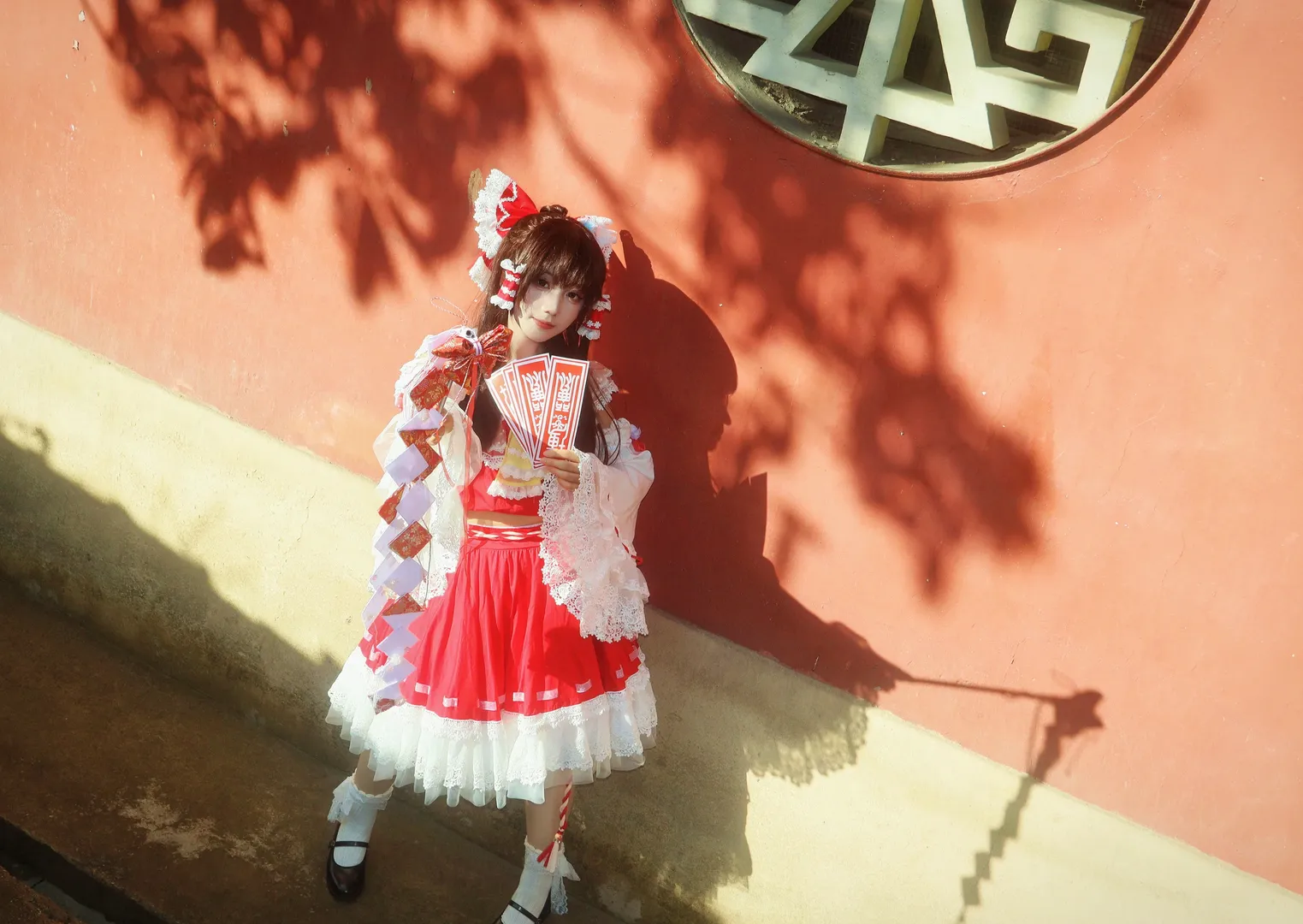 博麗霊夢コスプレ, 東方Project, コスプレ写真, アウトドア撮影, 紅白巫女 - 5枚目