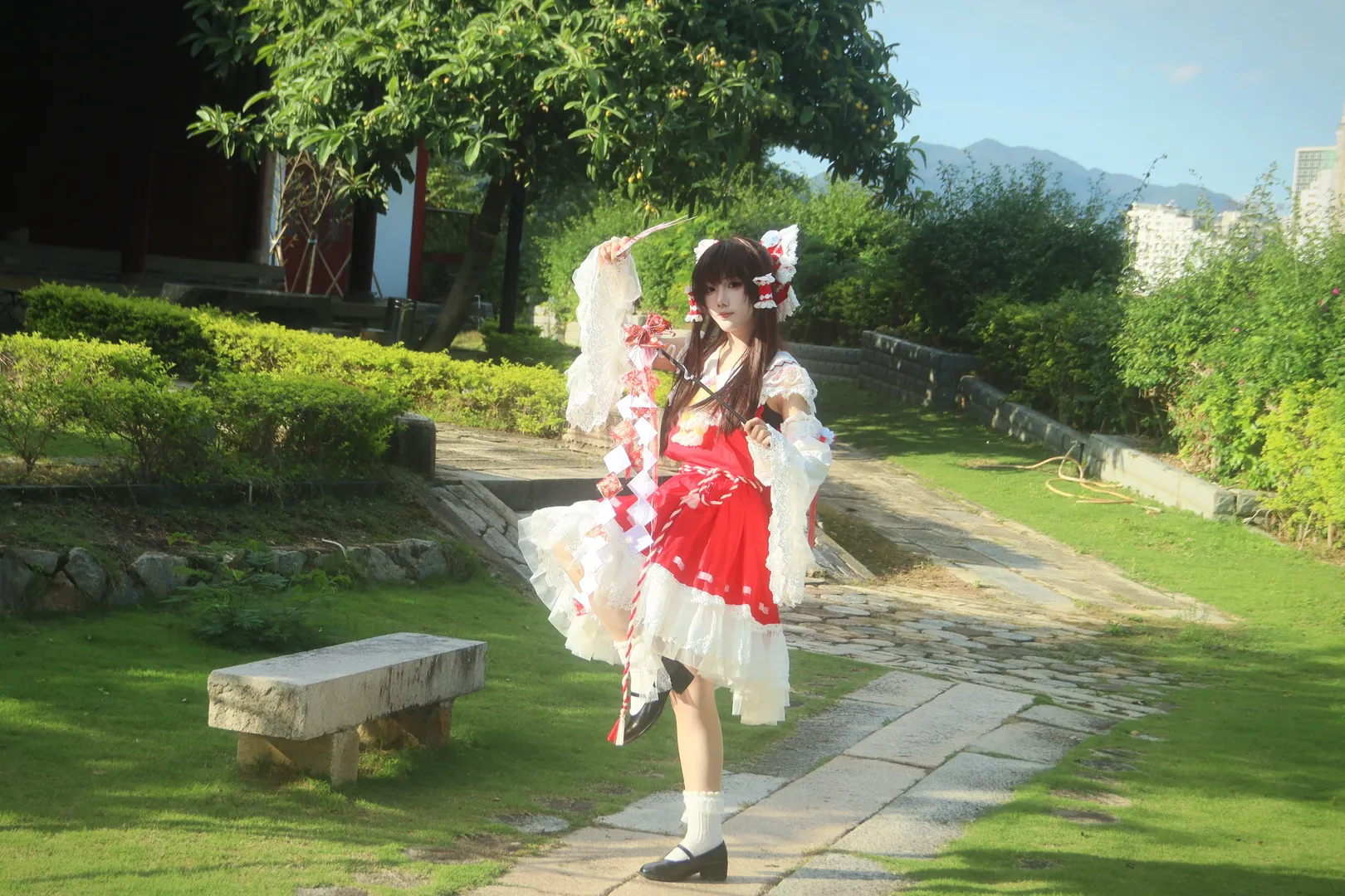 博麗霊夢コスプレ, 東方Project, コスプレ写真, アウトドア撮影, 紅白巫女 - 8枚目