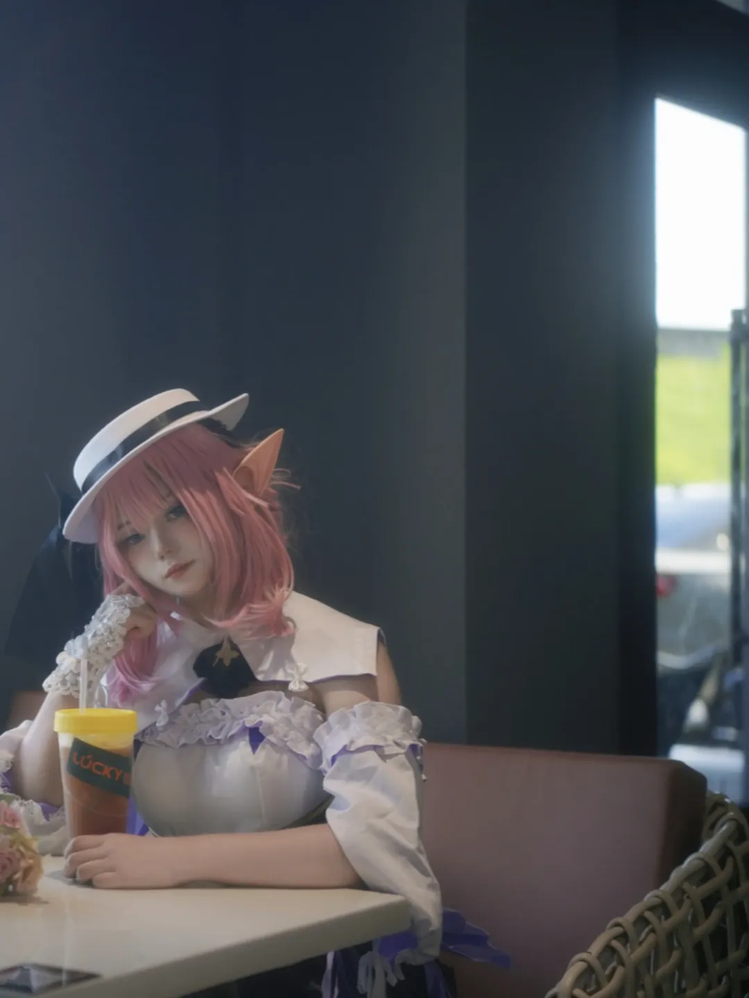 エリシア コスプレ, エルフ耳, コスプレ撮影, ピンクのウィッグ, カフェ撮影 - 1枚目