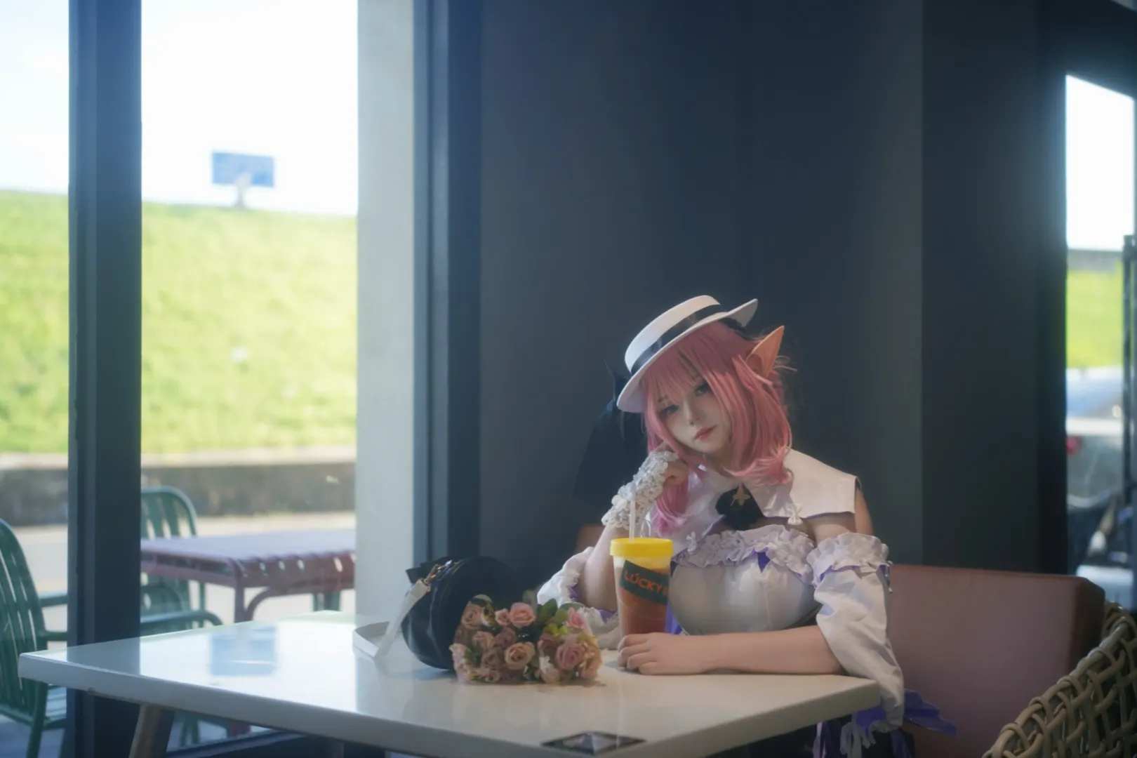 エリシア コスプレ, エルフ耳, コスプレ撮影, ピンクのウィッグ, カフェ撮影 - 2枚目