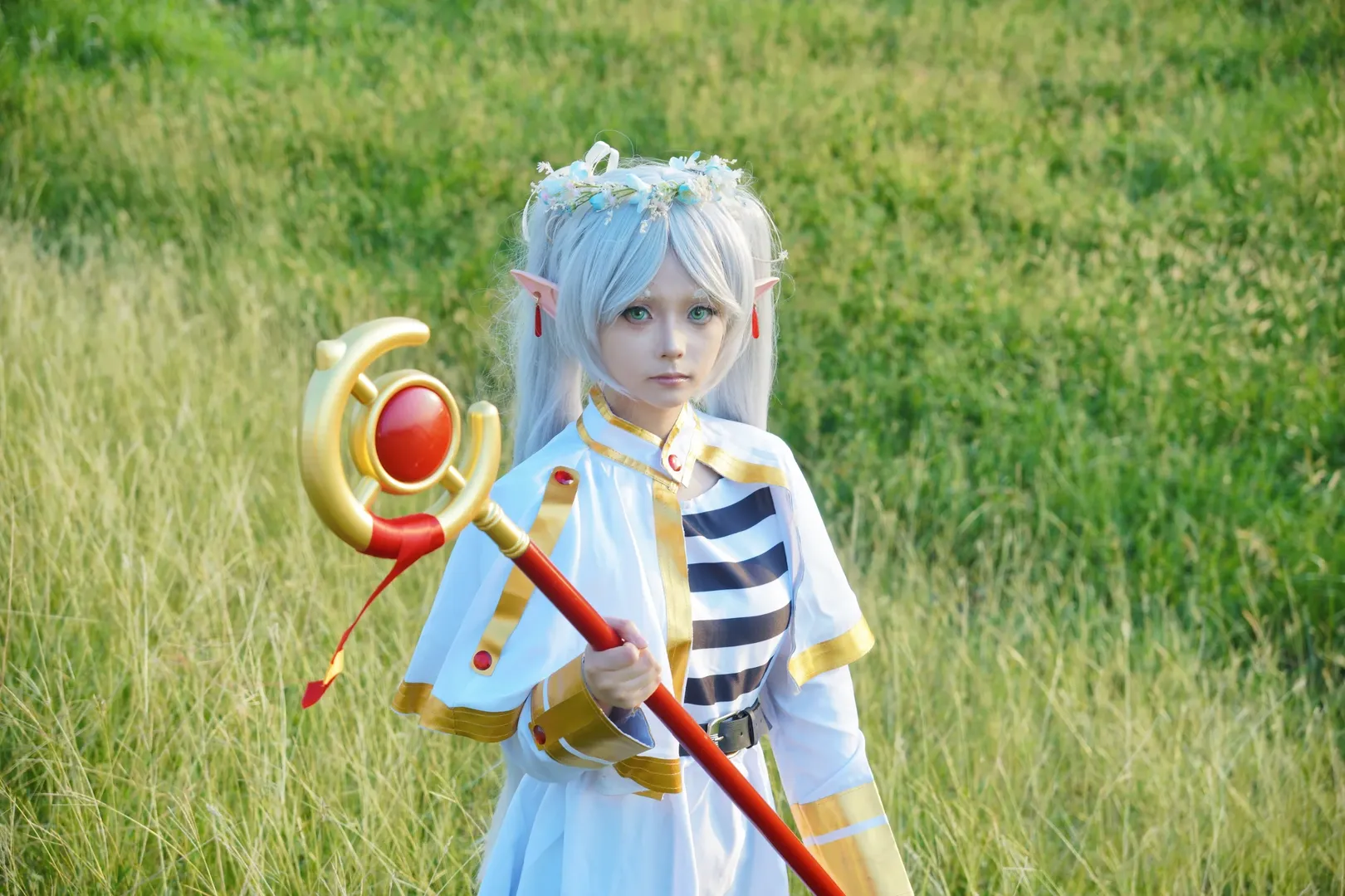 葬送のフリーレン, フリーレン コスプレ, コスプレ撮影, エルフ耳スタイル, 魔法の杖の小道具