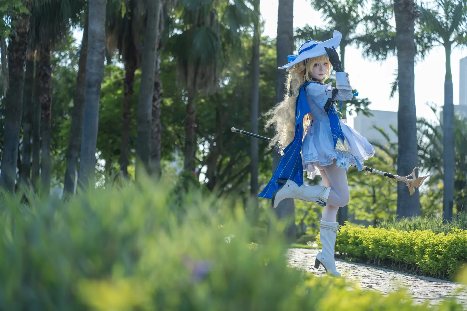 フィービー コスプレ, 鳴潮, アウトドア撮影, 魔法の杖コスプレ, 手動レタッチ - 1枚目