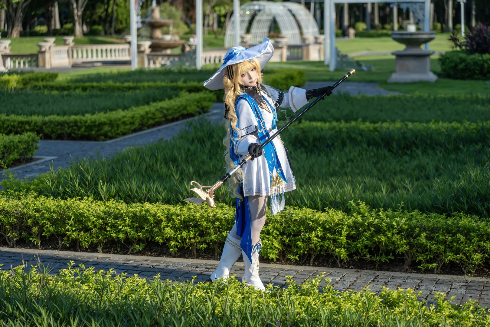 フィービー コスプレ, 鳴潮, アウトドア撮影, 魔法の杖コスプレ, 手動レタッチ - 2枚目