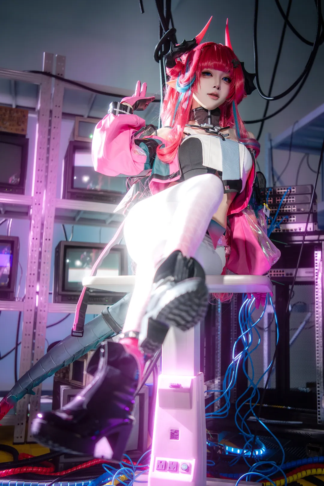 Cyberpunk, Arknights: Endfield, Yvonne cosplay, Techwear outfit, Server room photoshoot - Image 1