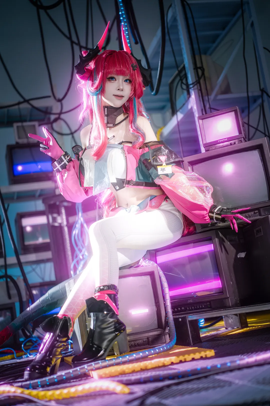 Cyberpunk, Arknights: Endfield, Yvonne cosplay, Techwear outfit, Server room photoshoot - Image 2