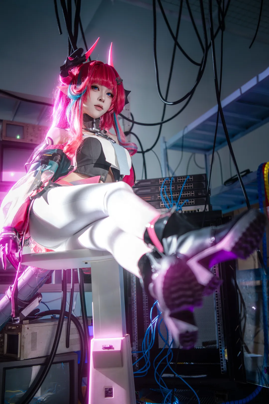 Cyberpunk, Arknights: Endfield, Yvonne cosplay, Techwear outfit, Server room photoshoot - Image 3