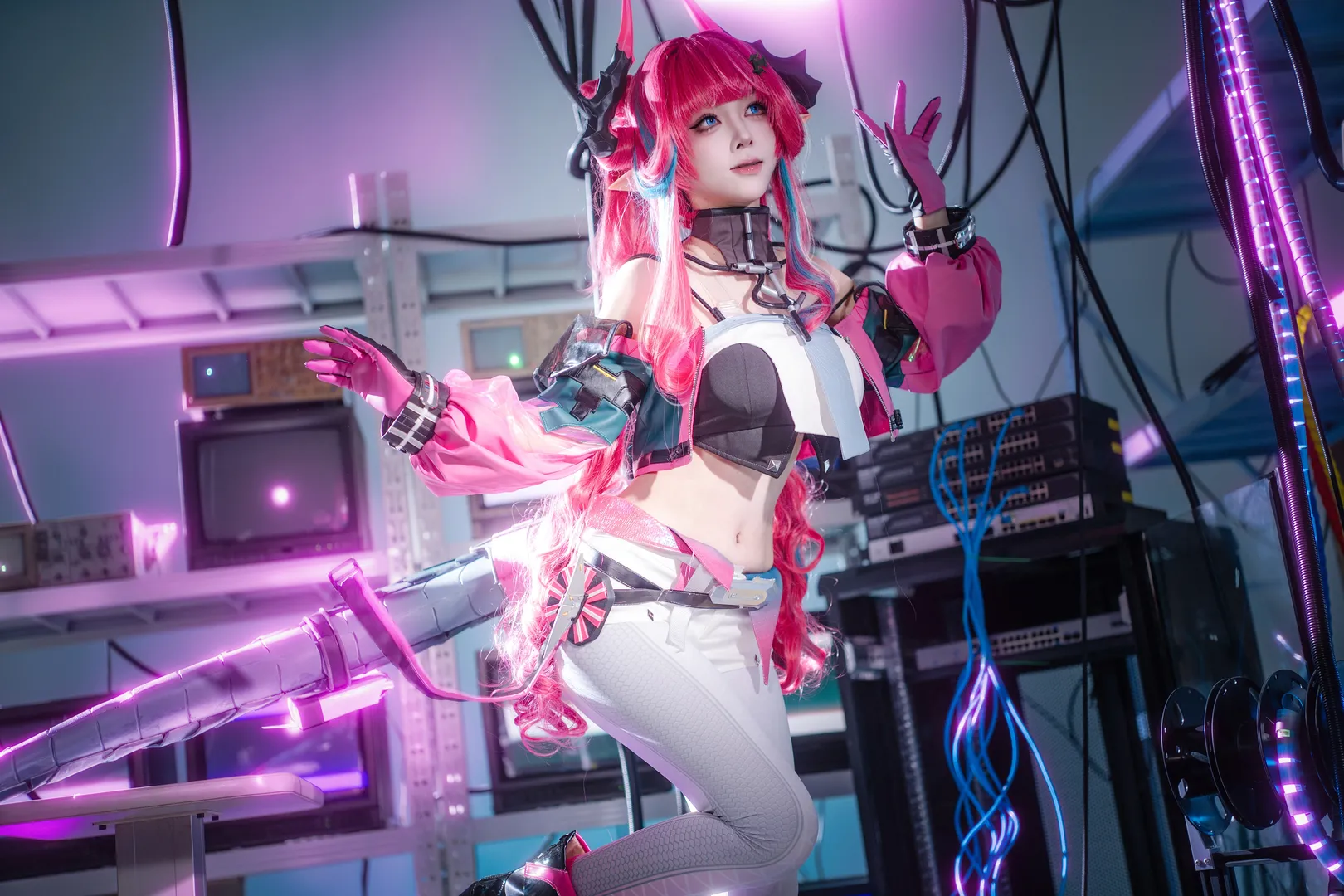 Cyberpunk, Arknights: Endfield, Yvonne cosplay, Techwear outfit, Server room photoshoot - Image 5