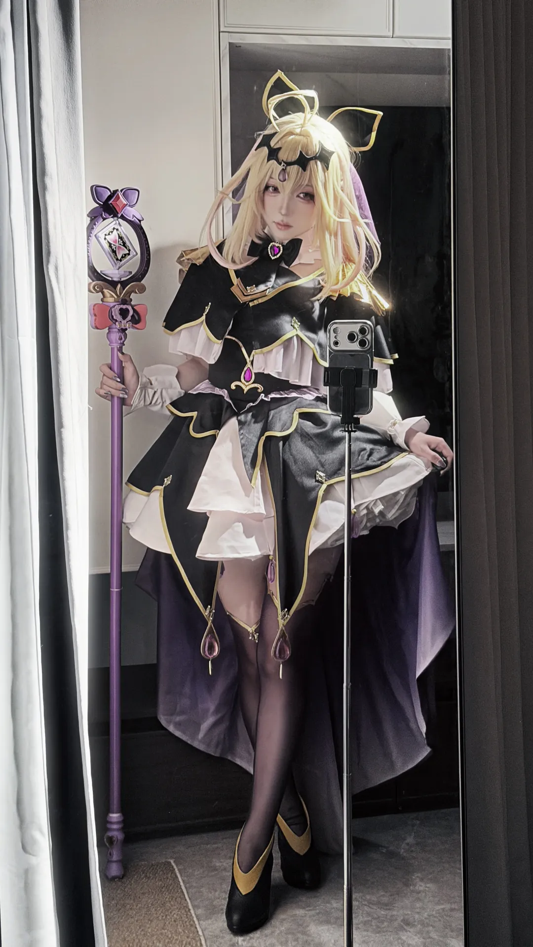 Cosplay穿搭, 二次元日常, 魔法杖道具, 黑金魔法风, cosplay对镜自拍 - 第1张