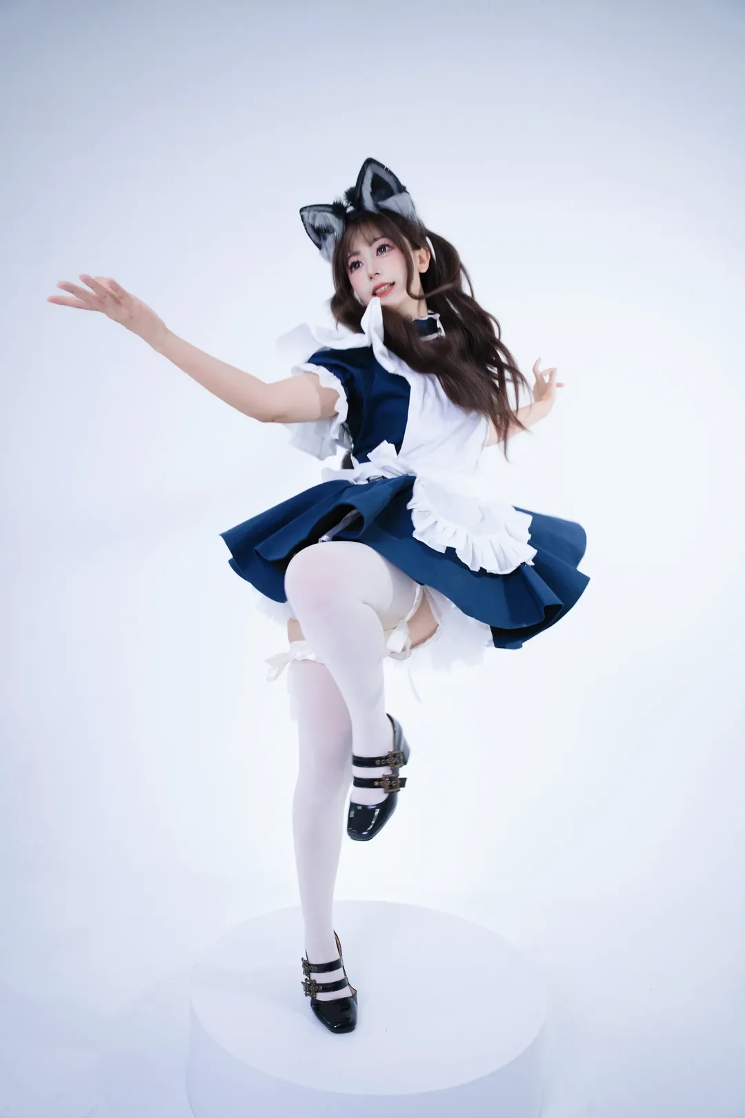 ポーズ参考, コスプレ日常, 白ニーソコーデ, 猫耳メイド服, スタジオ撮影 - 4枚目