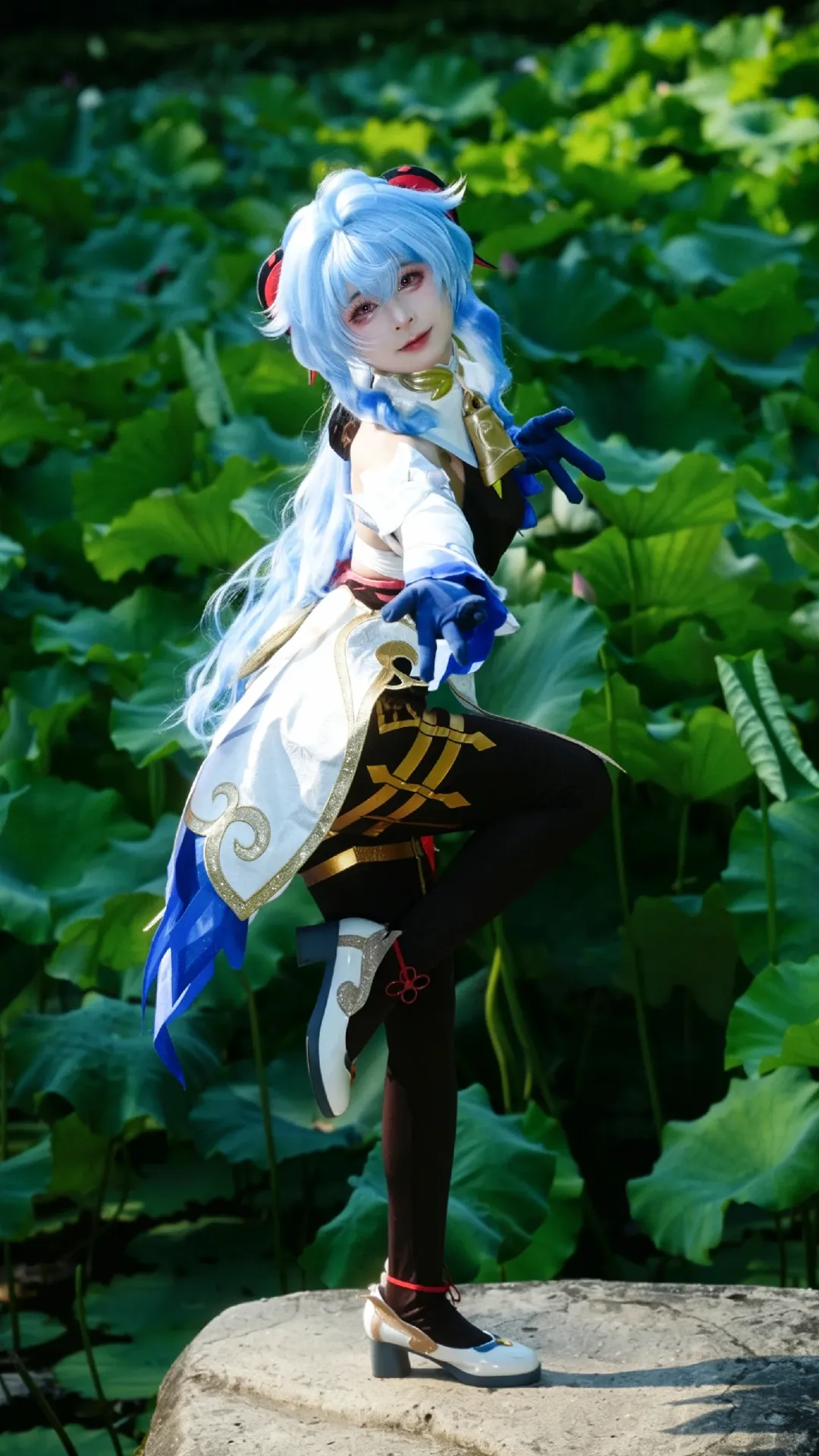 原神, 甘雨cos, cosplay摄影, 外景写真, 夏日荷塘 - 第2张