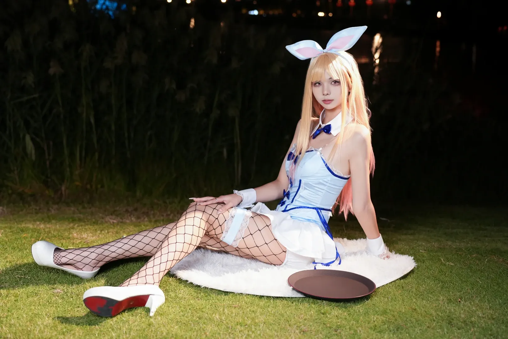 Night portrait, Chengdu World Line Anime Exhibition, Marin Kitagawa cosplay, My Dress-Up Darling, Bunny girl cosplay - Image 2