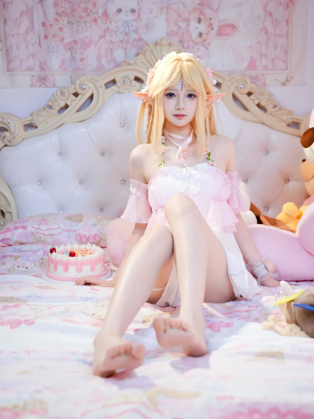 エルフ コスプレ, おうちフォト, 二次元少女撮影, ピンク・白系コスプレ衣装, 裸足の雰囲気 - 1枚目