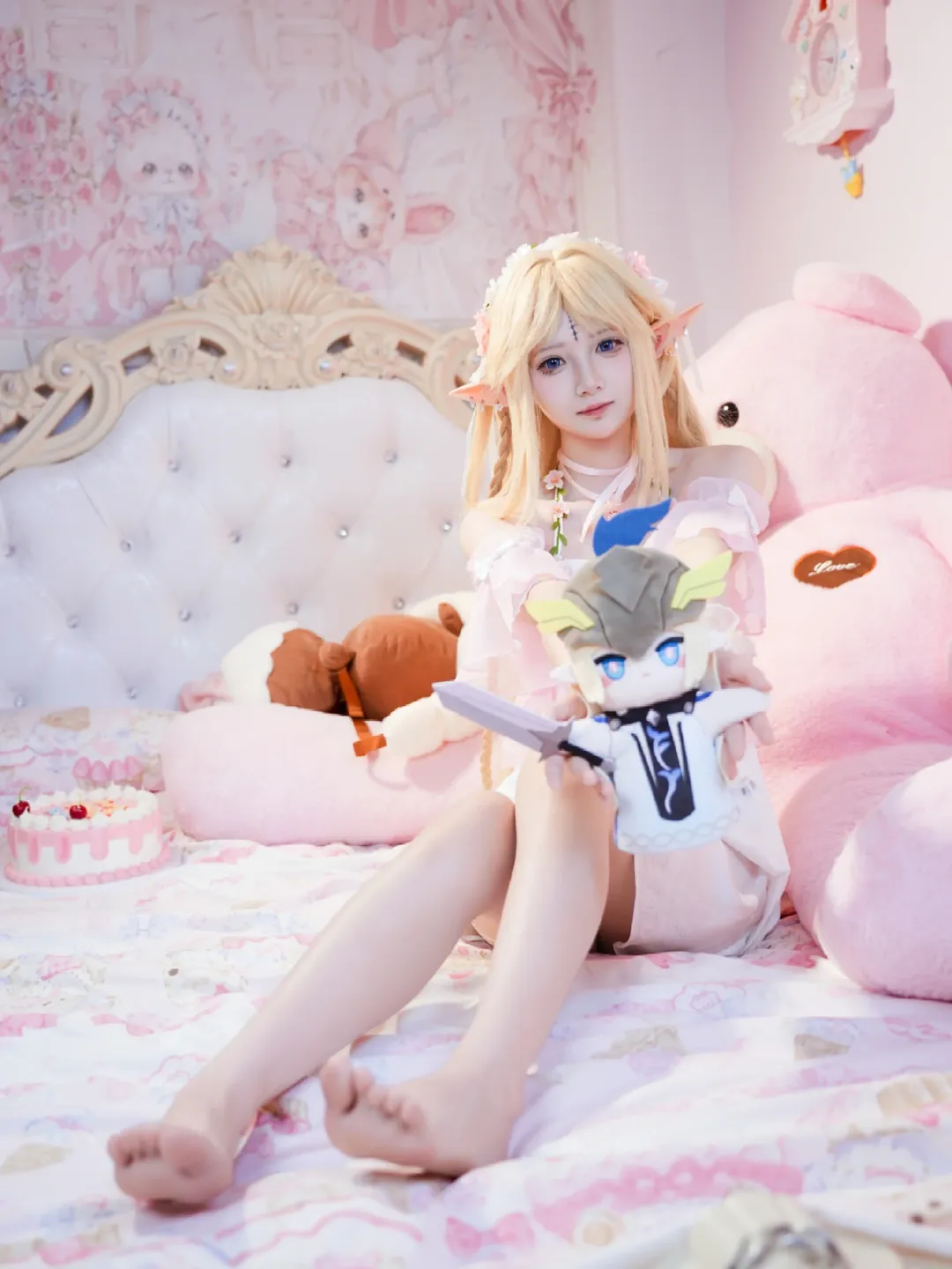 エルフ コスプレ, おうちフォト, 二次元少女撮影, ピンク・白系コスプレ衣装, 裸足の雰囲気 - 2枚目