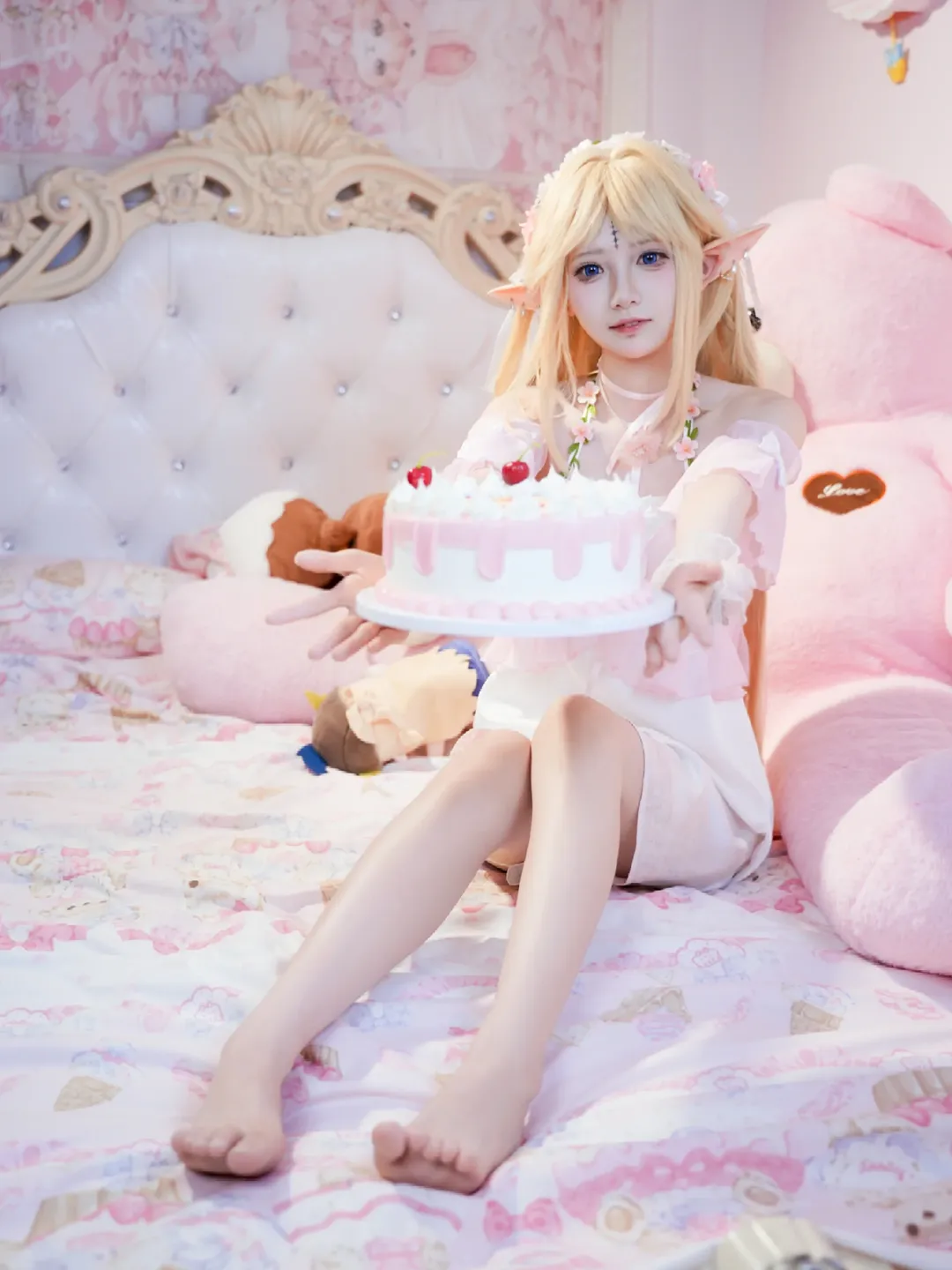 エルフ コスプレ, おうちフォト, 二次元少女撮影, ピンク・白系コスプレ衣装, 裸足の雰囲気 - 4枚目