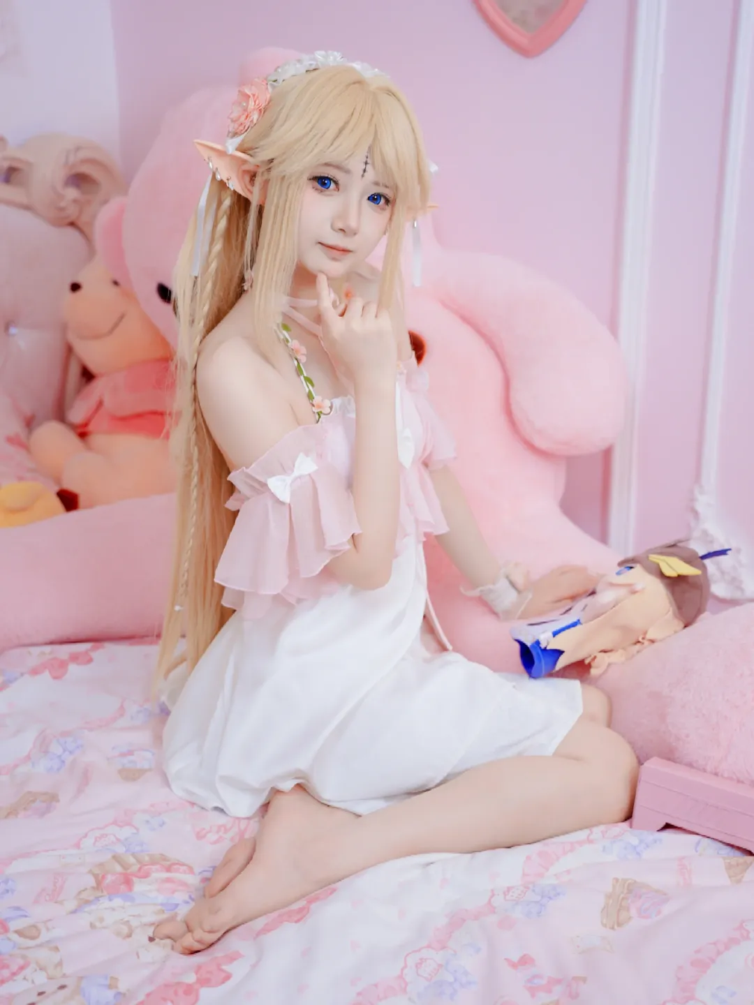 エルフ コスプレ, おうちフォト, 二次元少女撮影, ピンク・白系コスプレ衣装, 裸足の雰囲気 - 5枚目
