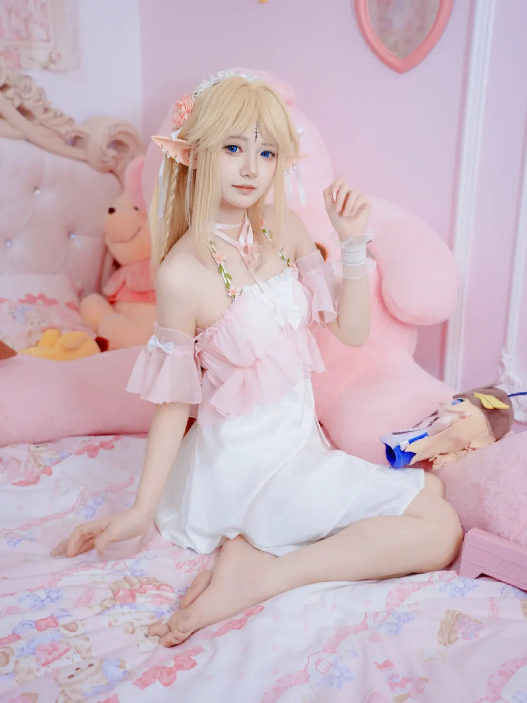 エルフ コスプレ, おうちフォト, 二次元少女撮影, ピンク・白系コスプレ衣装, 裸足の雰囲気 - 7枚目