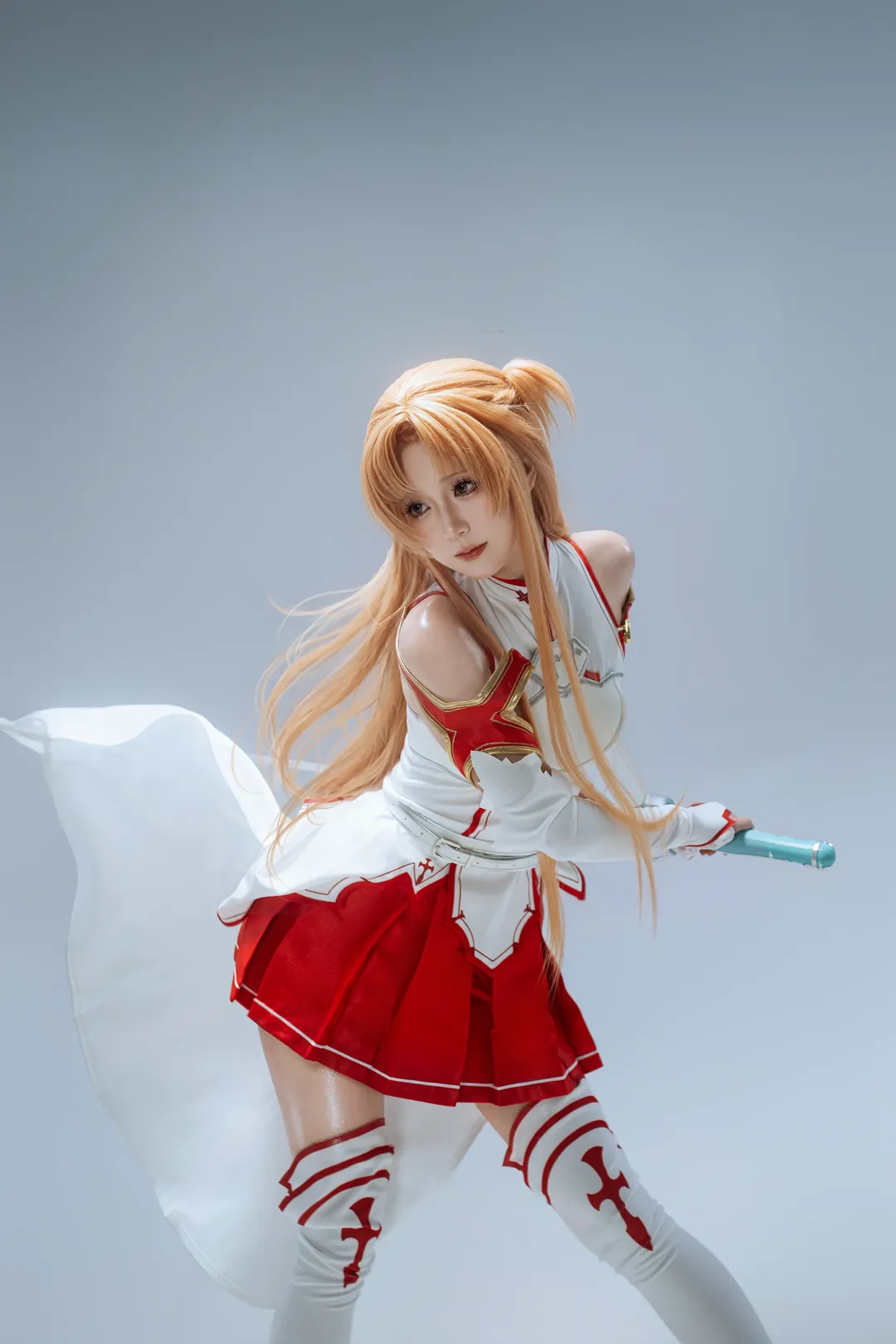アスナ コスプレ, ソードアート・オンライン, 白ホリ撮影, 二次元コスプレイヤー, ふわふわぬいぐるみ - 2枚目