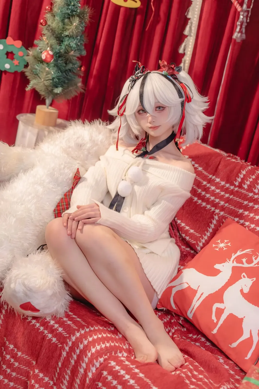 コスプレ写真, クリスマス・コスプレ, 白ニットコーデ, クリスマスの雰囲気, ホリデー撮影 - 1枚目
