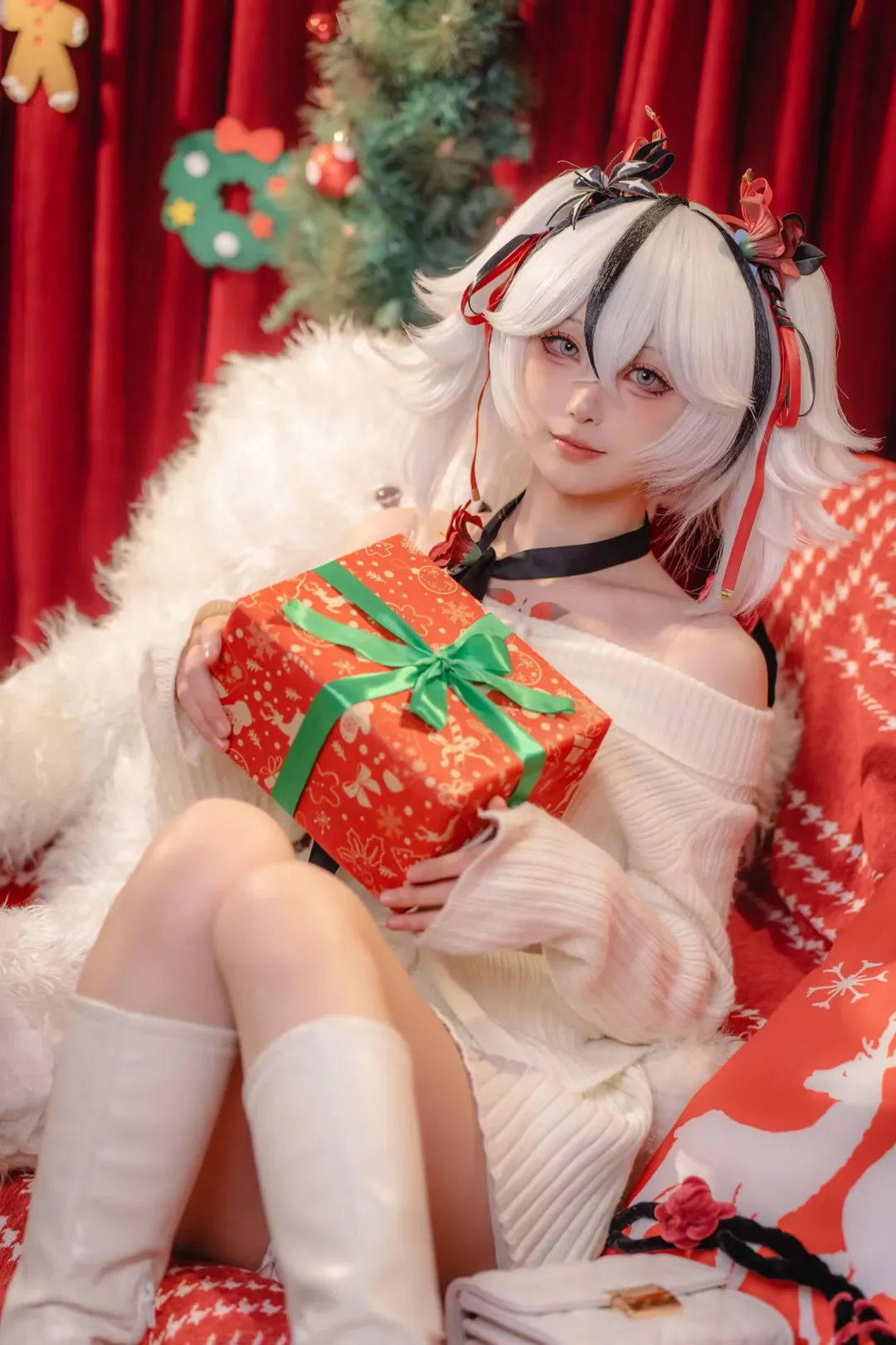コスプレ写真, クリスマス・コスプレ, 白ニットコーデ, クリスマスの雰囲気, ホリデー撮影 - 2枚目