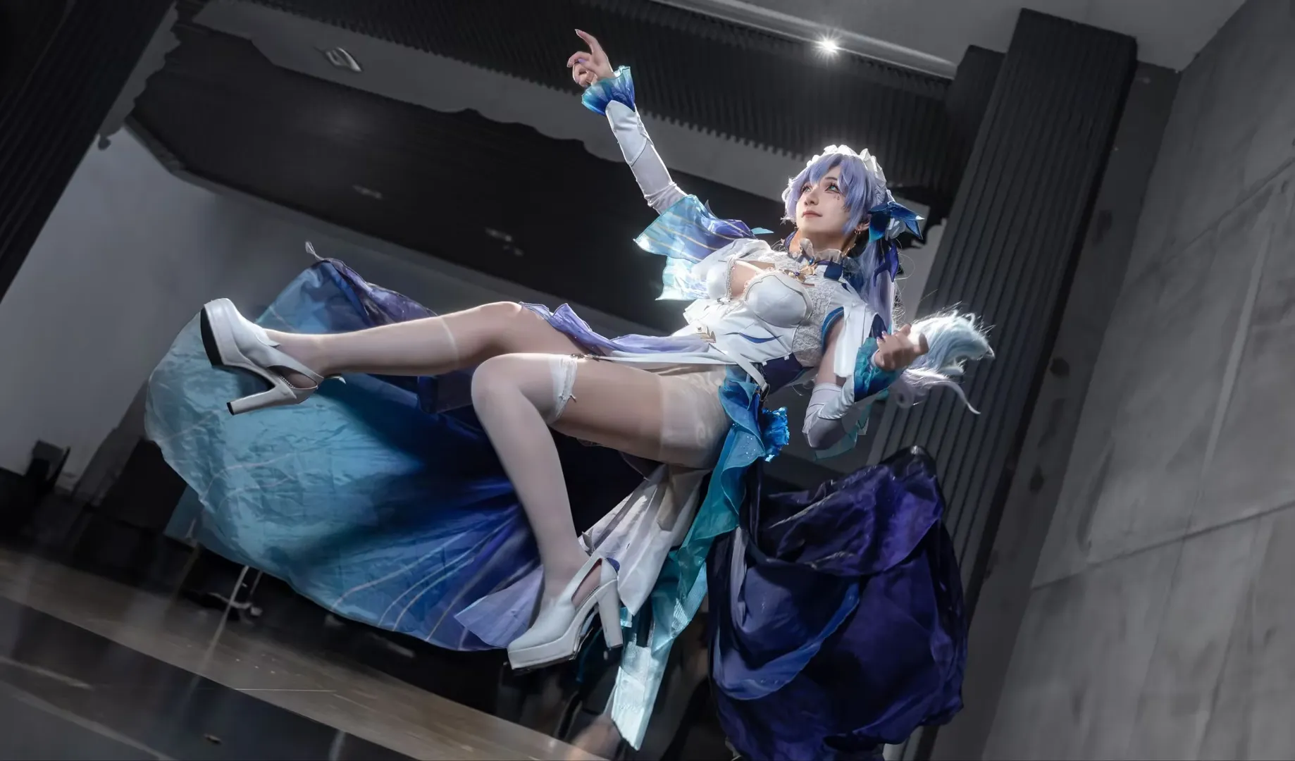 漫展返图, 原神cos, cosplay摄影, 白丝穿搭, 梦幻白蓝裙装 - 第1张