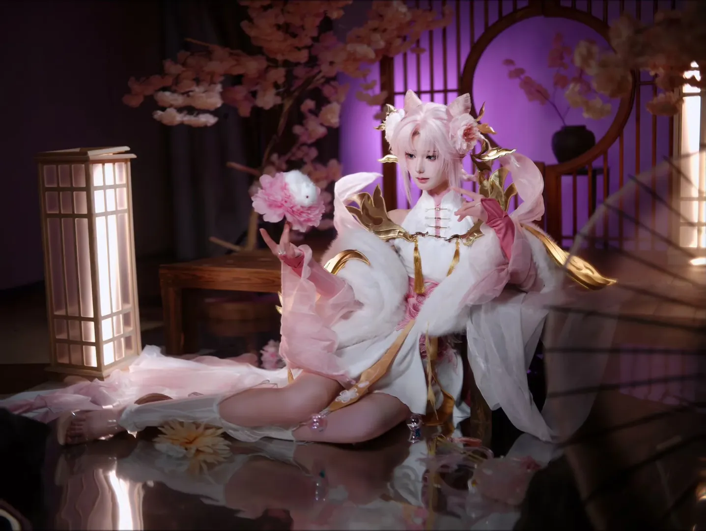 古风cosplay, 粉发少女, 狐耳兽娘, 仙侠装扮, 毛皮披肩