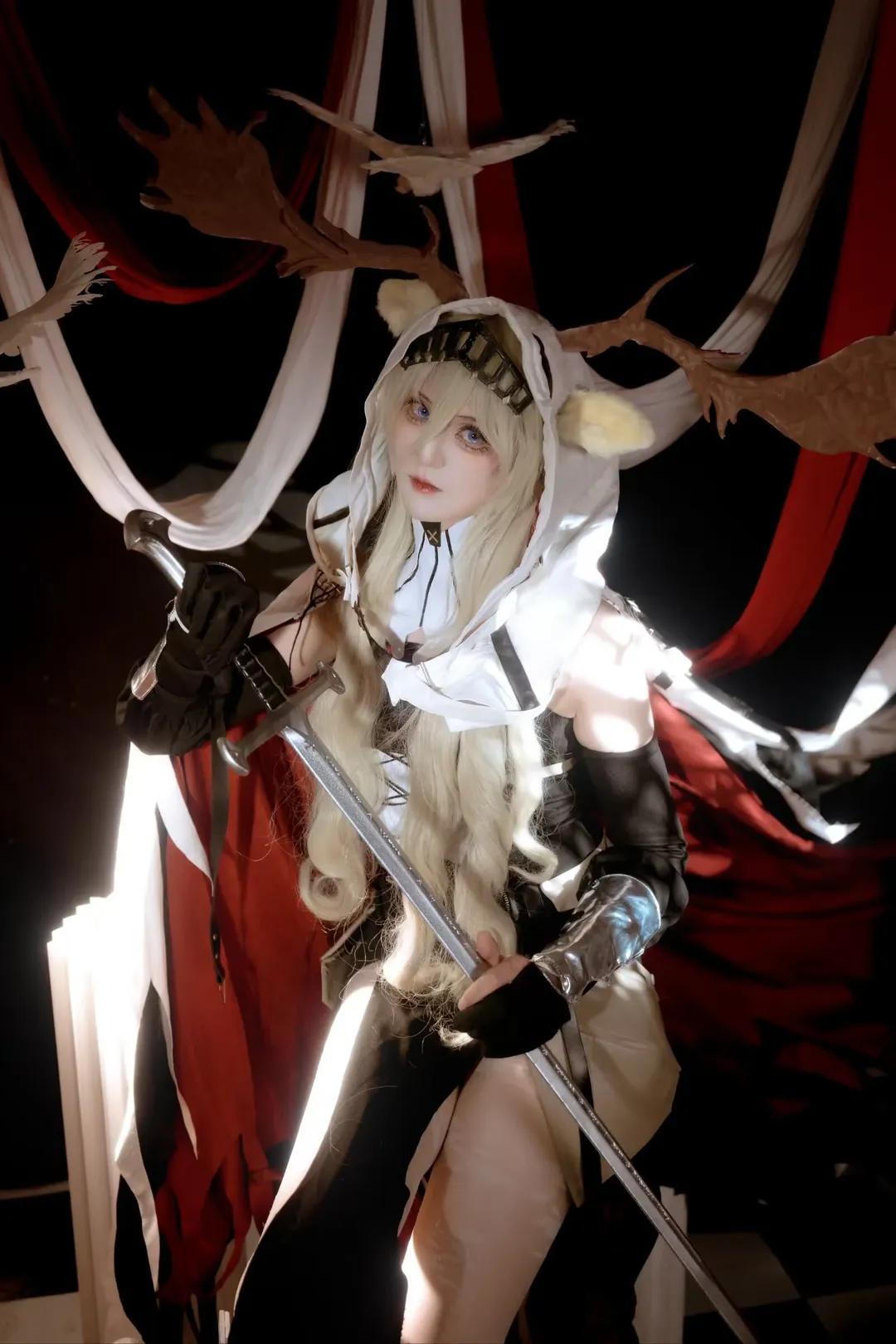 cosplay后期, 白兜帽兽耳cos, 奇幻战袍摄影, 暗黑风人像, 影棚道具片 - 第3张