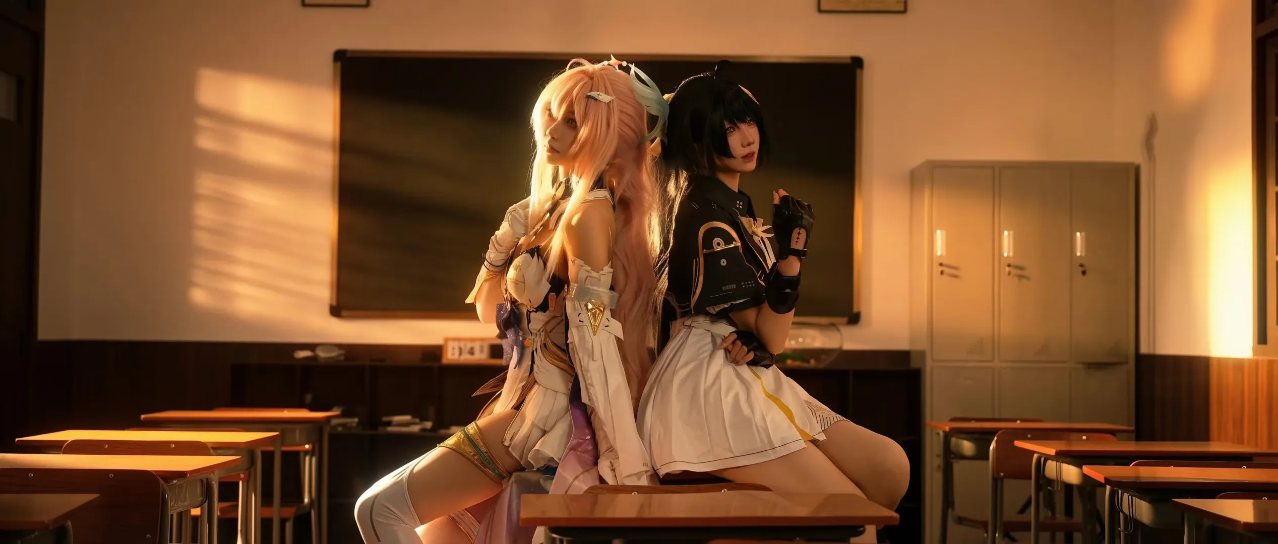 原神, 二次元cosplay, 菲谢尔cos, 教室拍照, 夕阳氛围感
