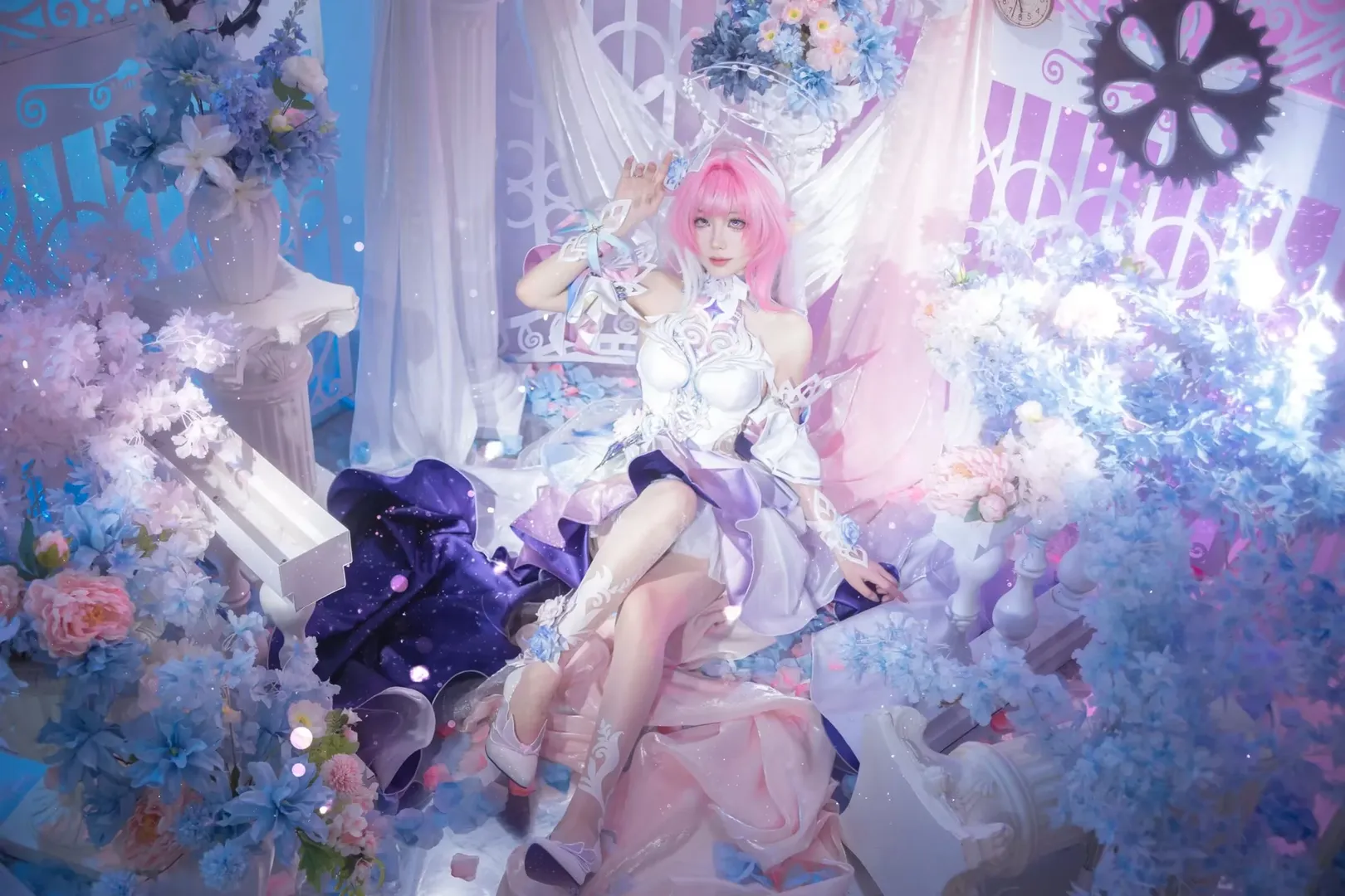 粉色假发造型, 梦幻风格cos, 齿轮时钟背景, 白丝腿穿搭, cosplay摄影后期
