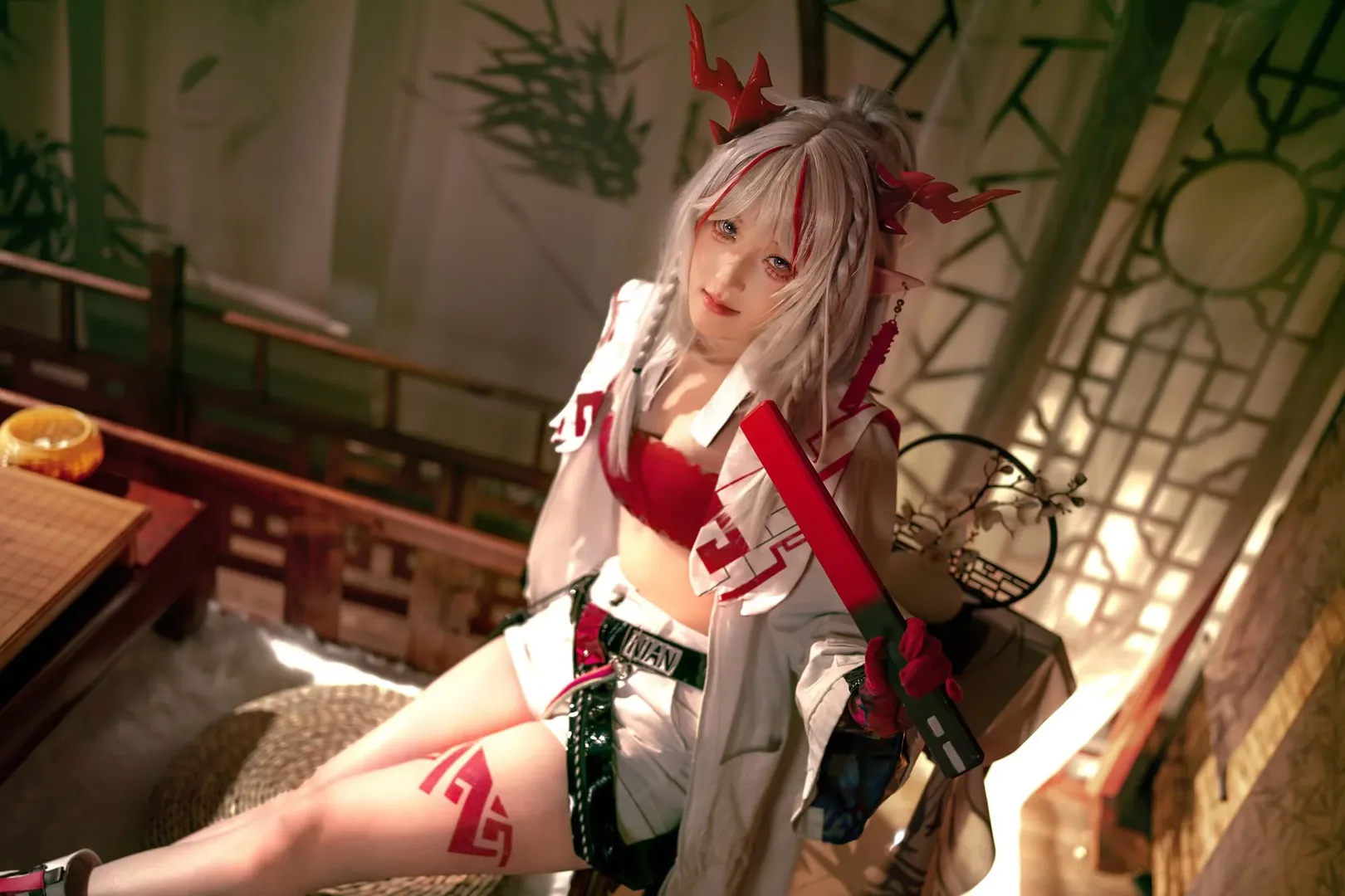 Cosplay摄影, 无期迷途, 刹雨cos, 白毛红角造型, 国风古风棚拍 - 第2张