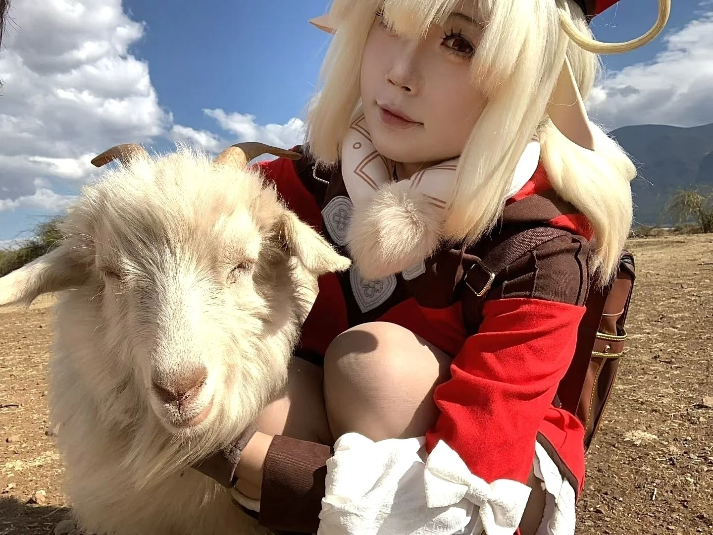 原神, 可莉cos, 户外写真, Coser日常, 萌宠互动 - 第1张