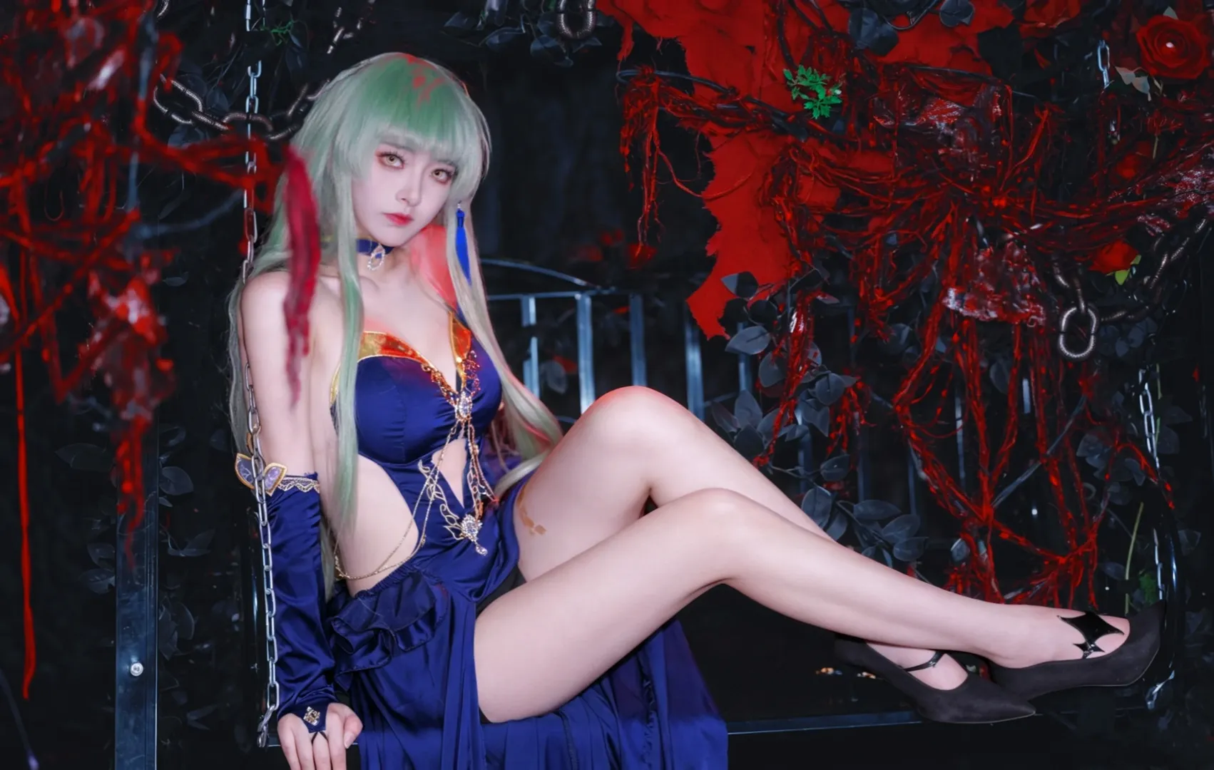 哥特风cosplay, C.C.cos, 叛逆的鲁鲁修, 暗黑氛围, 露腹礼服