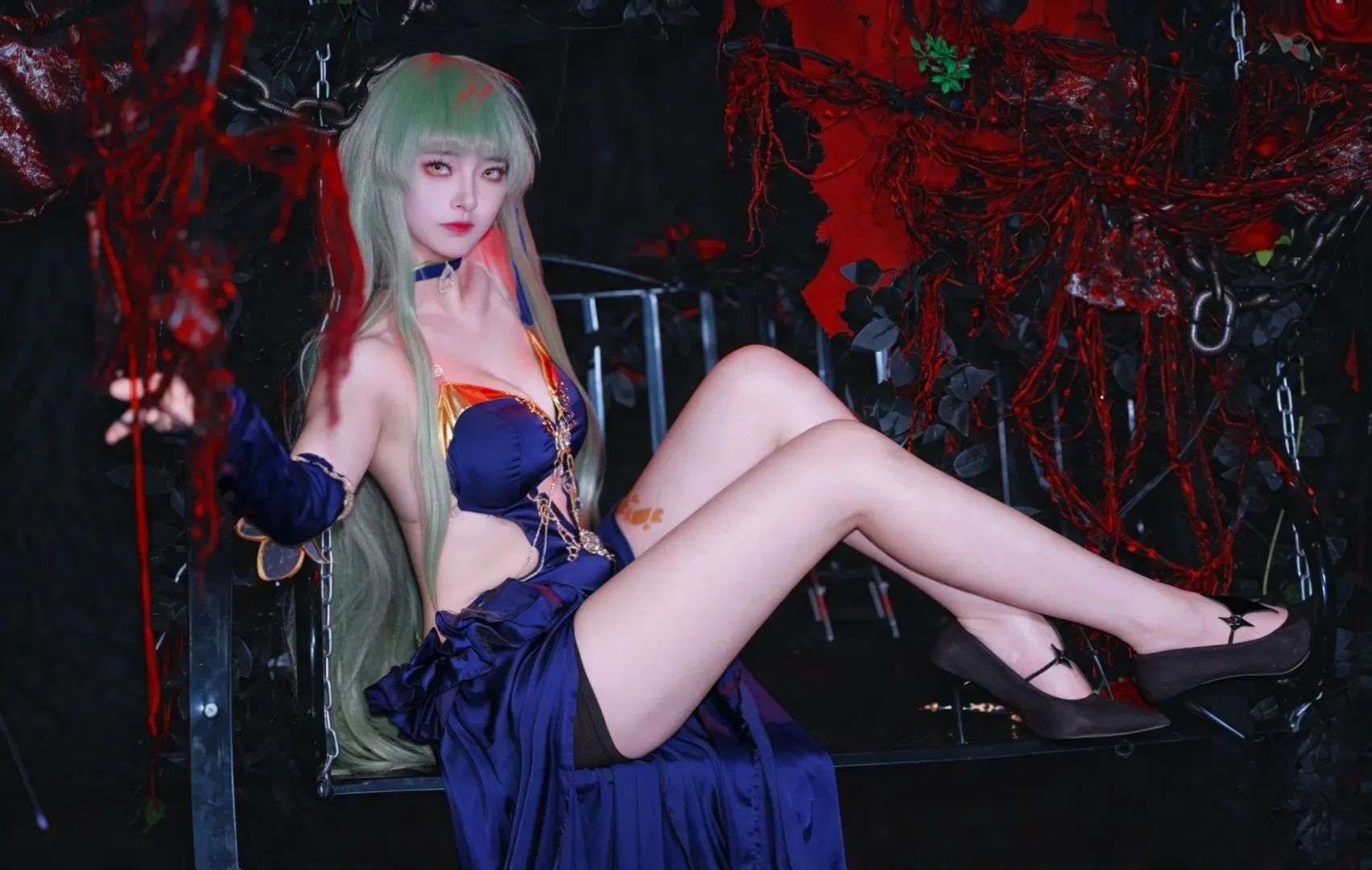 ゴシック風コスプレ, C.C. コスプレ, コードギアス 反逆のルルーシュ, ダークな雰囲気, ウエスト露出ドレス - 2枚目