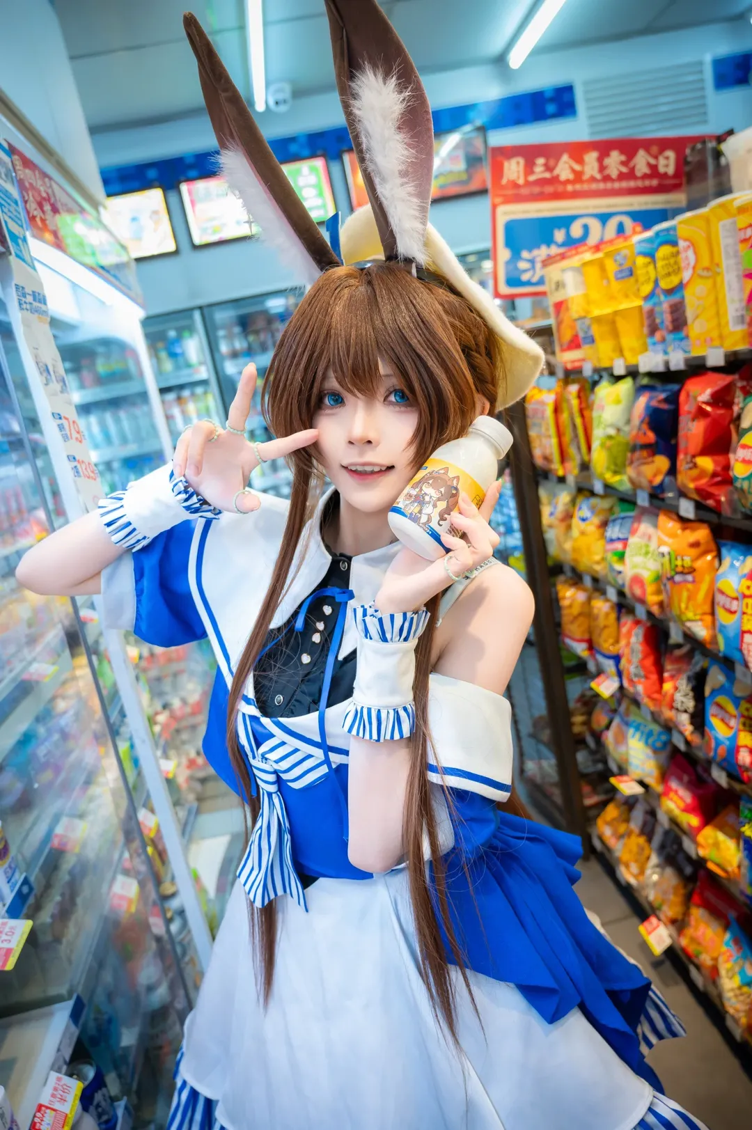 二次元cosplay, 明日方舟, 阿米娅cos, 蓝白穿搭, 便利店拍照 - 第1张