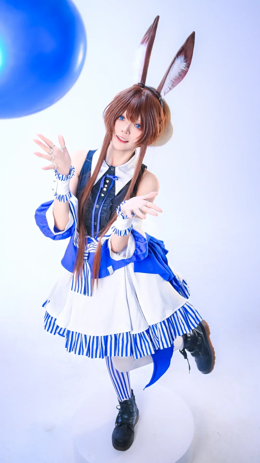 兔耳装扮, 明日方舟, 阿米娅cos, cosplay摄影, 蓝白条纹 - 第2张
