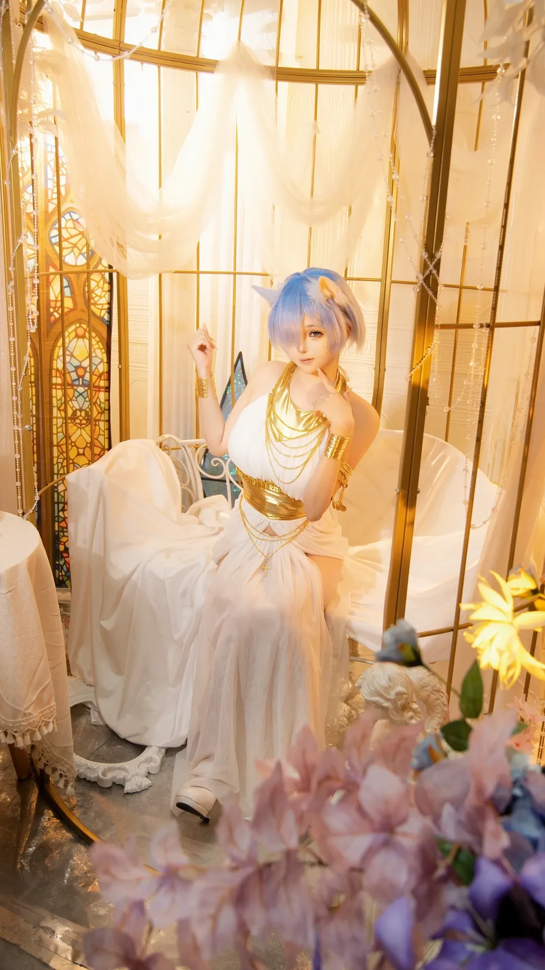雰囲気のある写真, レム コスプレ, 幻想的なシーン, エジプト猫スタイル, 白いドレスのスタイリング